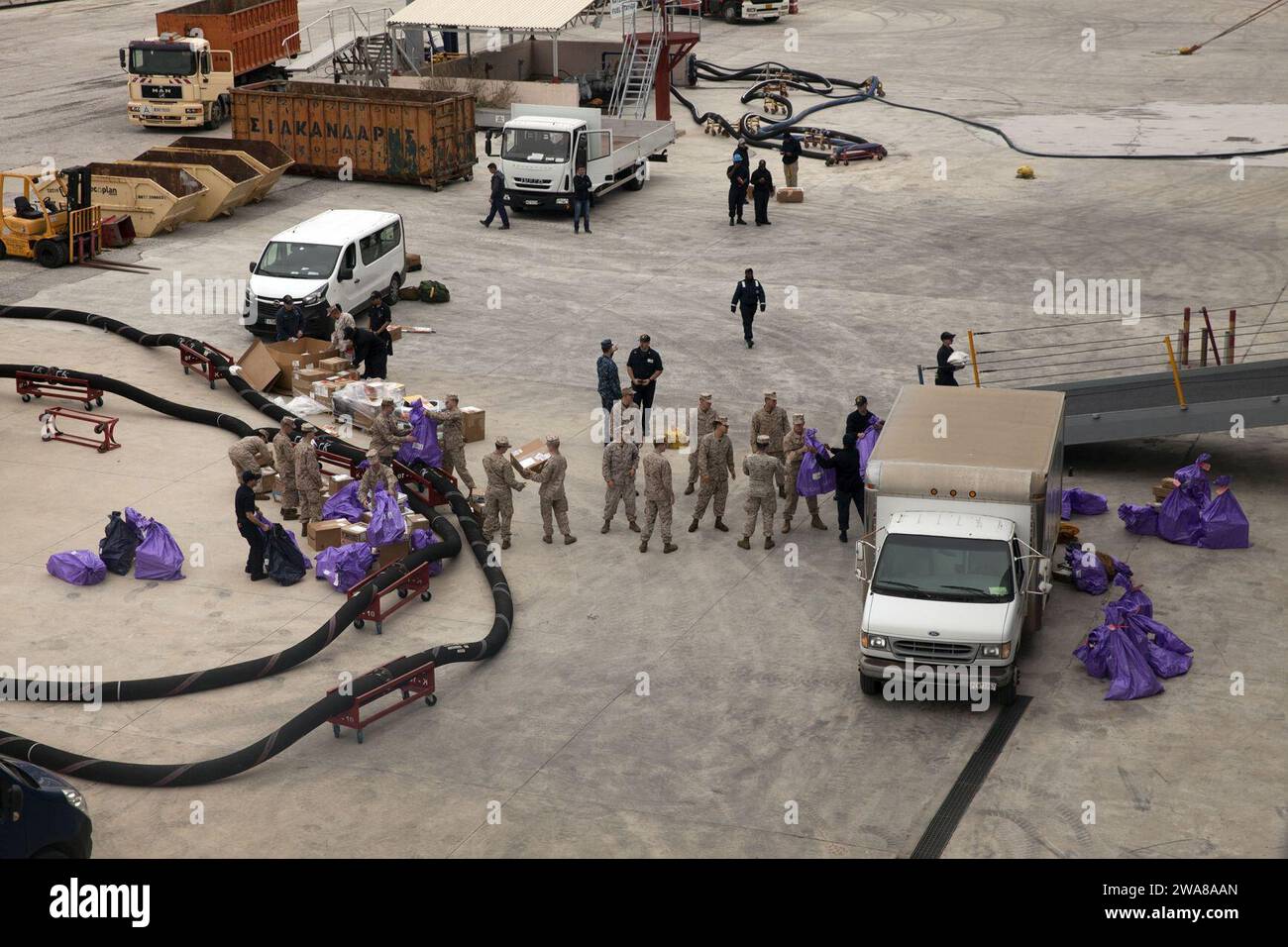 Forces militaires AMÉRICAINES. 170404AS864-023 Souda Bay, Grèce (4 avril 2017) les Marines et les marins du bataillon de logistique de combat 24 et du navire de transport amphibie USS Mesa Verde (LPD 19) déposent du courrier du navire au port lors d'un appel postal le 4 avril 2017. La 24e unité expéditionnaire des Marines est en cours avec le Bataan Amphibious Ready Group pour soutenir les opérations de sécurité maritime et les efforts de coopération en matière de sécurité du théâtre dans la zone d'opérations de la 6e flotte américaine. (Photo du corps des Marines des États-Unis par le sergent d'artillerie Adaecus G. Brooks) Banque D'Images