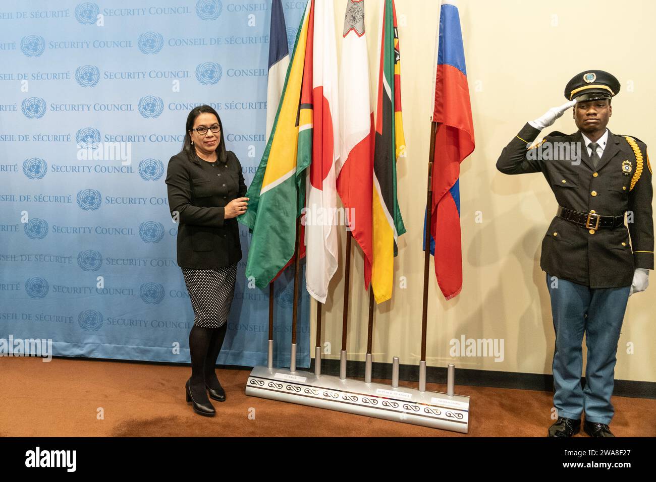 Carolyn Rodrigues-Birkett, Représentante permanente du Guyana pose lors de la cérémonie d'installation des drapeaux pour le Conseil de sécurité au Siège de l'ONU à New York le 2 janvier 2024 Banque D'Images