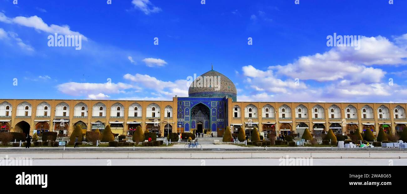 La mosquée Sheikh Lotfollah, l'un des chefs-d'œuvre de l'architecture iranienne, a été construite pendant l'Empire safavide sur le côté est de la place Naqsh-e Jahan Banque D'Images