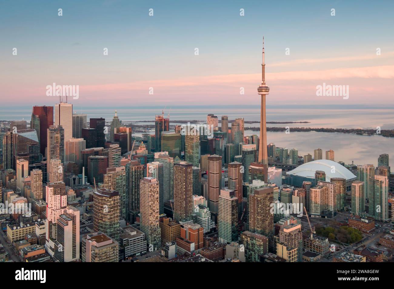 Vue aérienne du quartier financier de Toronto au coucher du soleil, Ontario, Canada. Banque D'Images
