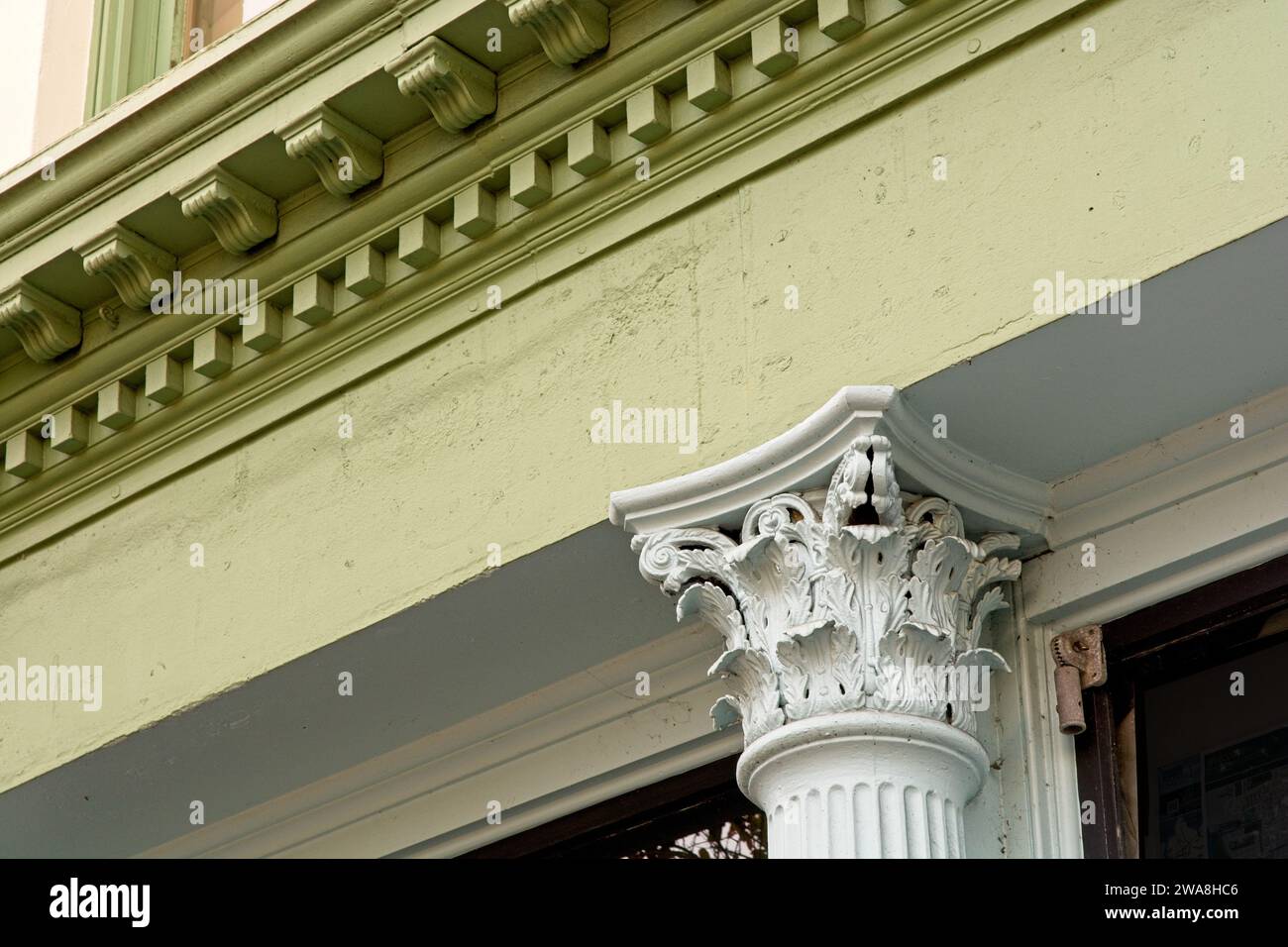 Capitale ornée de colonnes corinthiennes sur la façade d'un bâtiment commercial du 19e siècle le long de Meeting Street, Charleston SC Banque D'Images