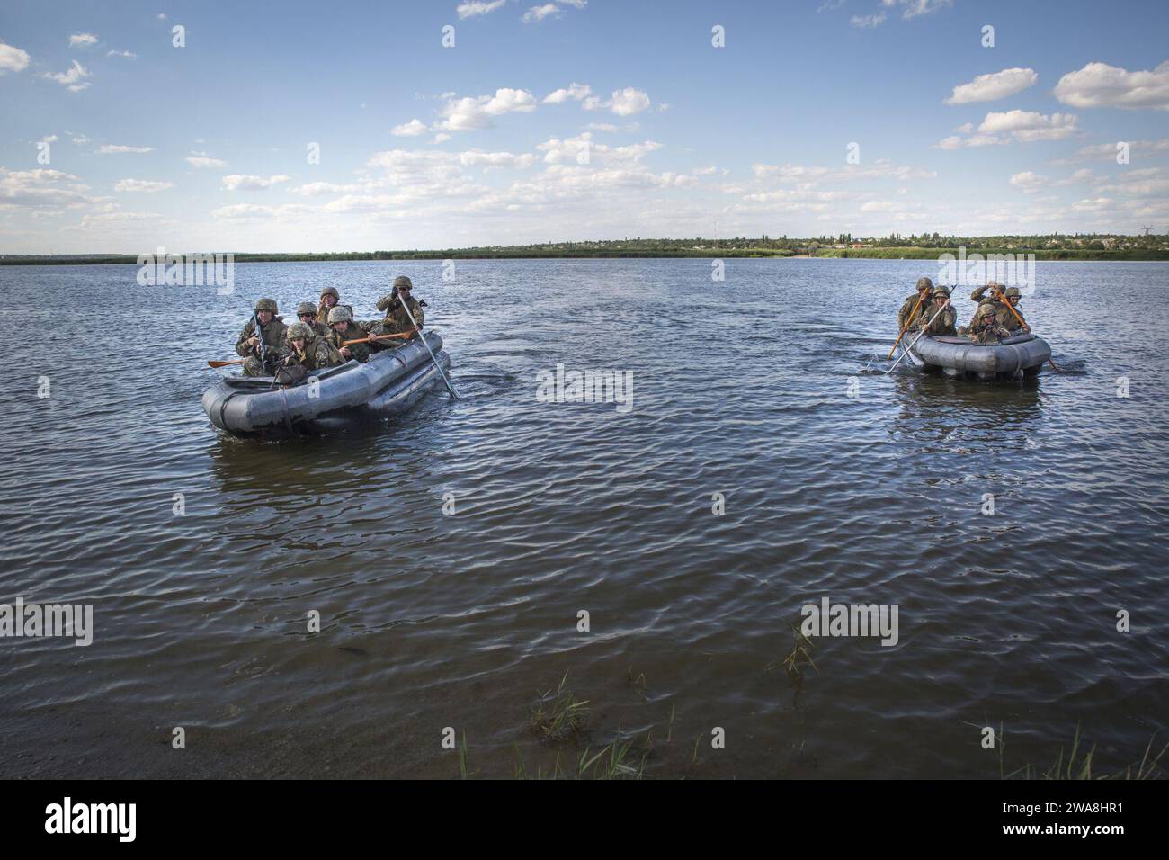 Forces militaires AMÉRICAINES. 170715QX735-0036 SHIROKYI LAN, Ukraine (15 juillet 2017)- - les marines ukrainiennes se préparent à descendre de leurs bateaux Zodiac lors de l'entraînement de récupération de cibles de grande valeur, juillet 15, à Shirokyi LAN, Ukraine, pendant l'exercice Sea Breeze 2017. Sea Breeze est un exercice multinational aérien, terrestre et maritime organisé conjointement par les États-Unis et l’Ukraine, destiné à renforcer la sécurité collective, la stabilité et la sûreté en mer Noire. (Photo du corps des Marines des États-Unis par le sergent d'état-major Marcin Platek/publiée) Banque D'Images