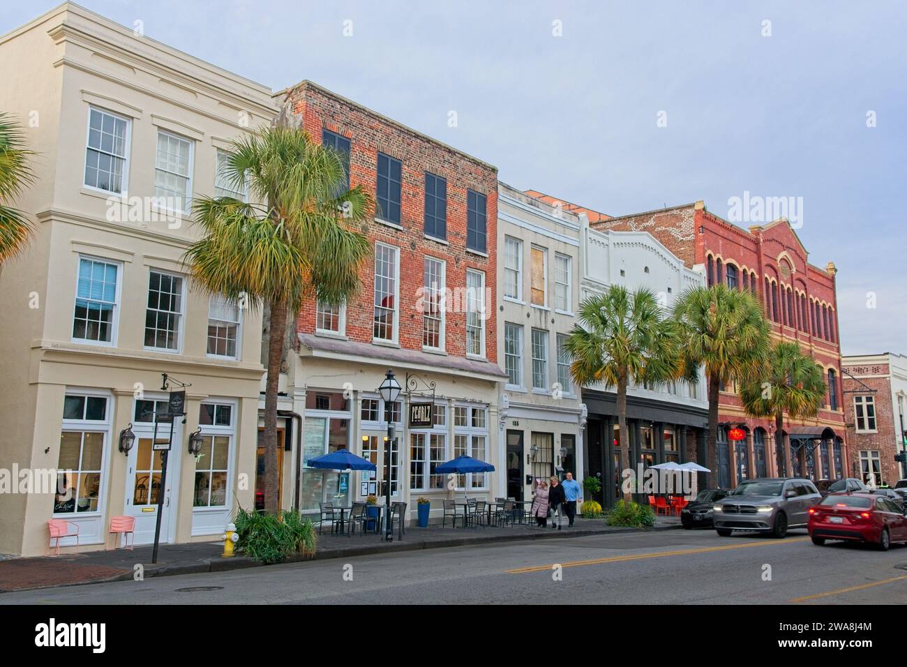 Rangée de bâtiments commerciaux des 18e et 19e siècles le long de la rue historique East Bay à Charleston SC — novembre 2023 Banque D'Images