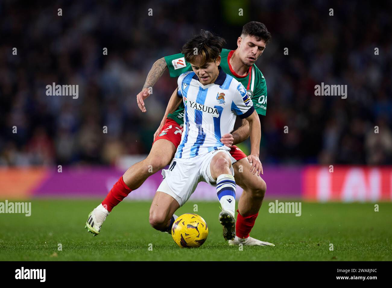 San Sebastian, Espagne. 02 janvier 2024. Takefusa Kubo de Real Sociedad est en compétition pour le ballon avec Javi Lopez de Deportivo Alaves lors du match de LaLiga EA Sports entre Real Sociedad et Deportivo Alaves au Reale Arena le 2 janvier 2024, à San Sebastian, en Espagne. Crédit : AFLO Co. Ltd./Alamy Live News Banque D'Images