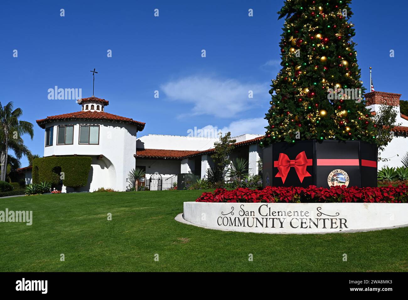 SAN CLEMENTE, CALIFORNIE - 1 JANVIER 2024 : le centre communautaire de San Clemente et l'arbre de Noël des fêtes par une journée ensoleillée d'hiver. Banque D'Images