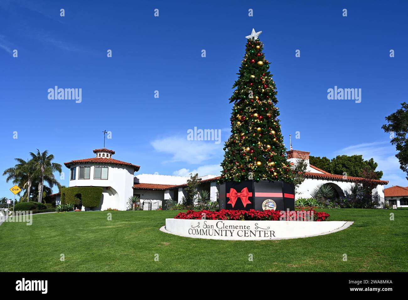 SAN CLEMENTE, CALIFORNIE - 1 JANVIER 2024 : le centre communautaire de San Clemente et l'arbre de Noël des fêtes par une journée ensoleillée d'hiver. Banque D'Images