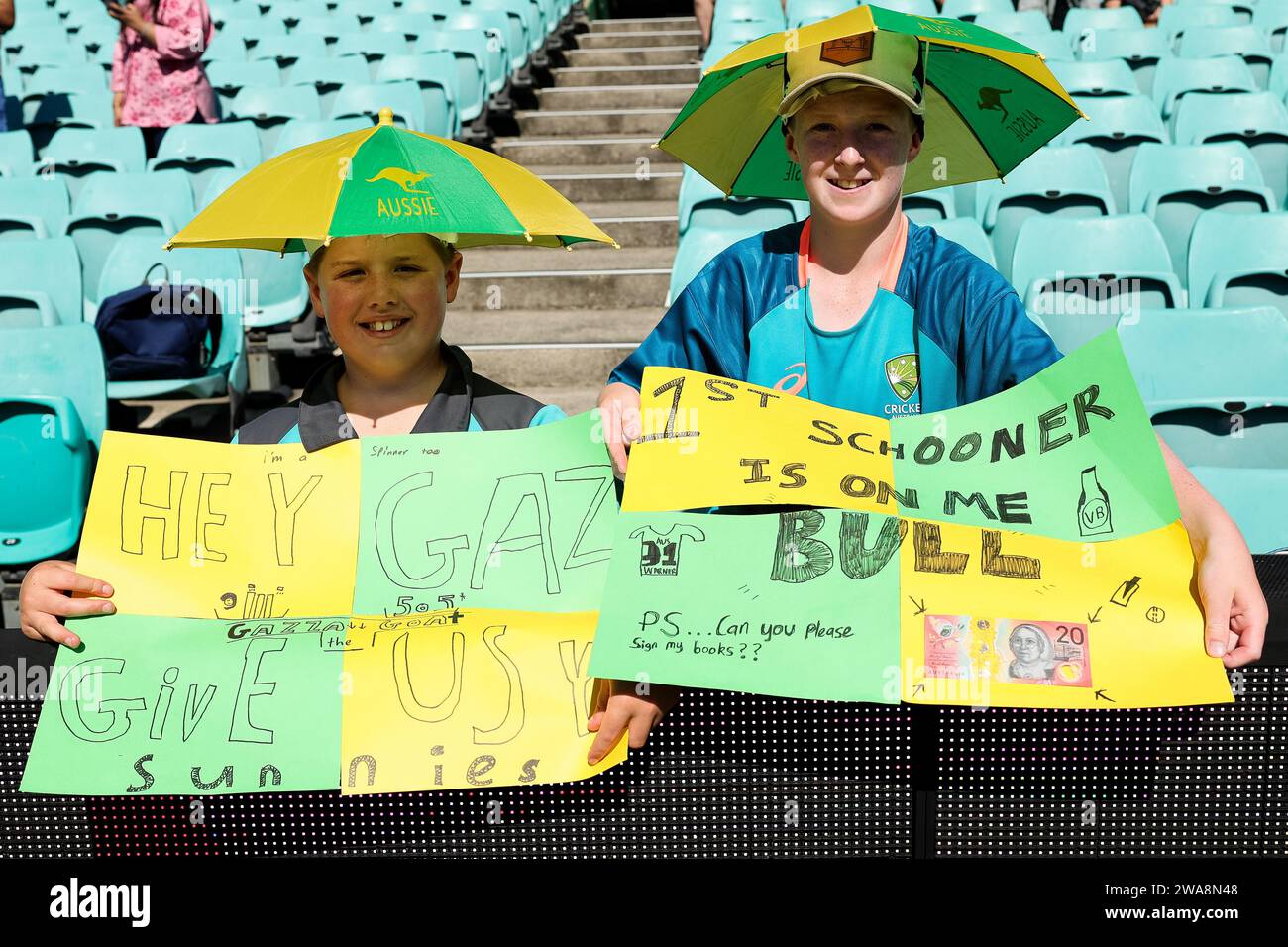 Sydney, Australie, 3 janvier 2024. Fans avec des bannières pendant le jour 1 du troisième test match entre l'Australie et le Pakistan au Sydney Cricket Ground le 03 janvier 2024 à Sydney, en Australie. Crédit : Pete Dovgan/Speed Media/Alamy Live News Banque D'Images