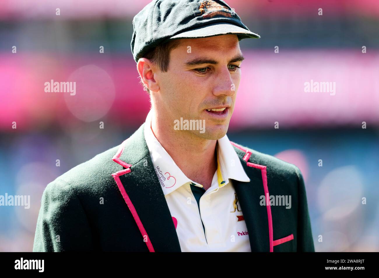SYDNEY, AUSTRALIA - JANUARY 03: Pat Cummins of Australia looks on during Day 1 of the third test match between Australia and Pakistan at the Sydney Cricket Ground on January 03, 2024 in Sydney, Australia. (Photo by Pete Dovgan/Speed Media/Icon Sportswire) (Icon Sportswire via AP Images) Banque D'Images