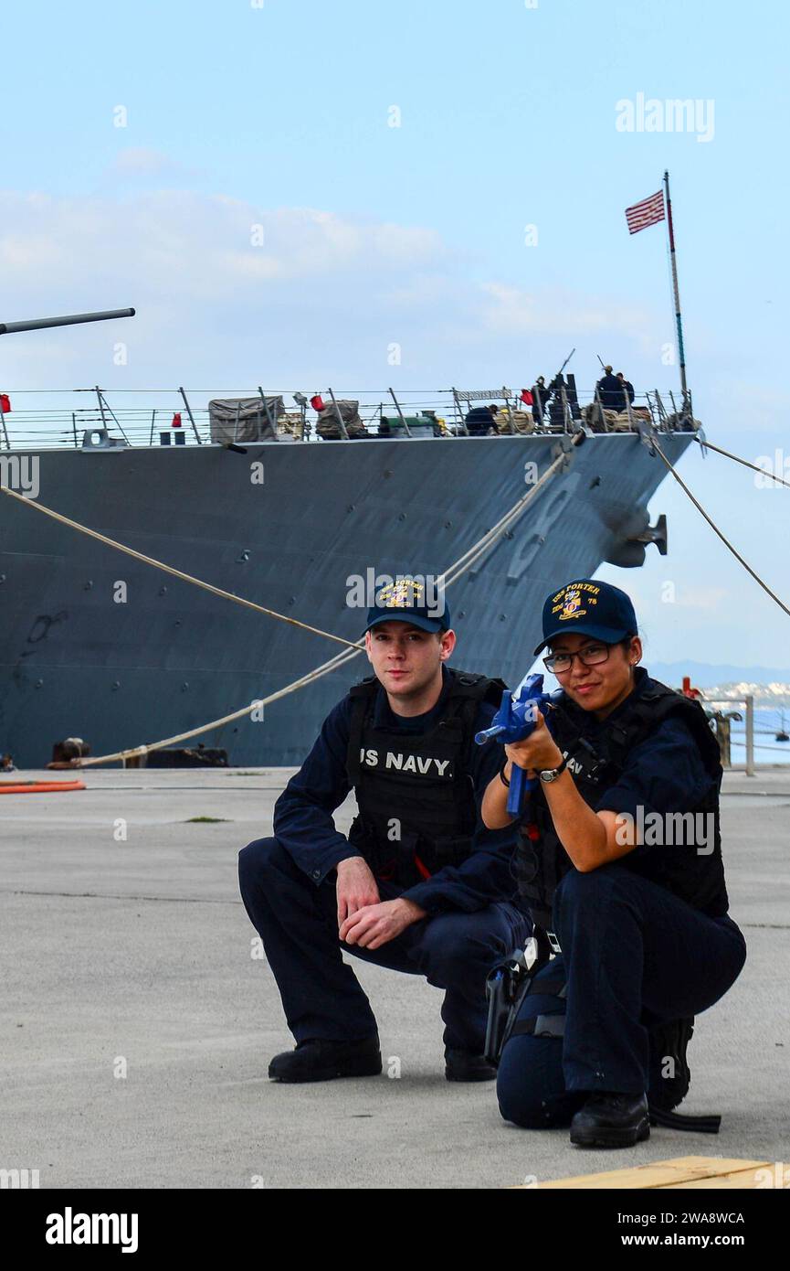 Forces militaires AMÉRICAINES. 171017QR145-018 SOUDA BAY, Grèce (17 octobre 2017) Sonar Technician (surface) 2nd Class Austin Lohse, à gauche, Tracy Barba, technicienne en électronique de 2e classe, affectée au destroyer de missiles guidés de classe Arleigh Burke USS porter (DDG 78), sécurise la jetée dans le cadre d'une inspection de formation de protection de la force anti-terroriste alors qu'elle se trouvait dans la baie de Souda, en Grèce, pour une visite portuaire prévue le 17 octobre 2017. Porter, déployé à l'avant à Rota, en Espagne, est à sa quatrième patrouille dans la zone d'opérations de la 6e flotte américaine à l'appui des alliés et partenaires régionaux, et des intérêts de sécurité nationale des États-Unis i. Banque D'Images