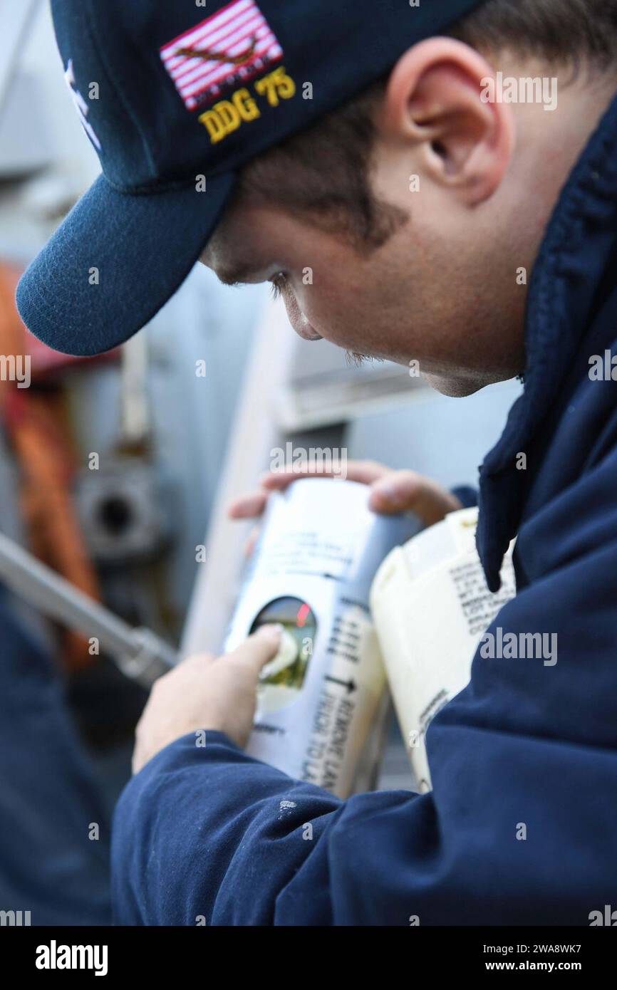 Forces militaires AMÉRICAINES. 171024FP878-060 OCÉAN ATLANTIQUE (24 octobre 2017) Sonar Technician (surface) 1st Class Alex Lecocq, de Lodi, en Californie, programme une bouée sonar à bord du destroyer de missiles guidés de classe Arleigh Burke USS Donald Cook (DDG 75) le 24 octobre 2017. Donald Cook, déployé à Rota, en Espagne, en est à sa sixième patrouille dans la zone d’opérations de la 6e flotte américaine en soutien aux alliés et partenaires régionaux et aux intérêts de sécurité nationale des États-Unis en Europe. (Photo de l'US Navy par Theron J. Godbold, spécialiste des communications de masse de 1e classe /publié) Banque D'Images