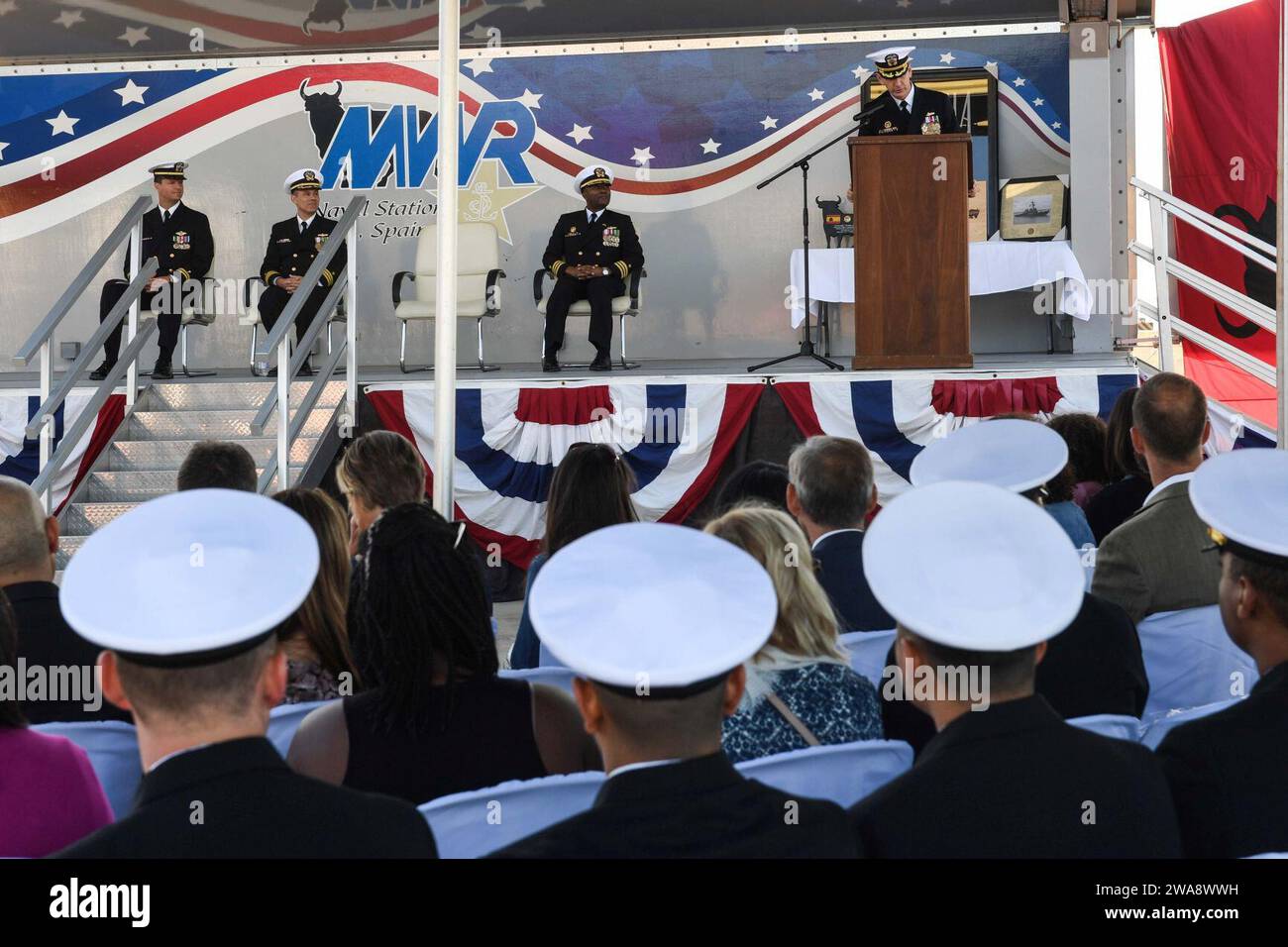 Forces militaires AMÉRICAINES. 171027FP878-073 STATION NAVALE DE ROTA, Espagne (27 octobre 2017) le capitaine Tate Westbrook, commodore de la Task Force 65, prend la parole lors du changement de commandement du destroyer de missiles guidés de classe Arleigh Burke USS Donald Cook (DDG 75), le 27 octobre 2017. Donald Cook, déployé à Rota, en Espagne, en est à sa sixième patrouille dans la zone d’opérations de la 6e flotte américaine en soutien aux alliés et partenaires régionaux et aux intérêts de sécurité nationale des États-Unis en Europe. (Photo de l'US Navy par Theron J. Godbold, spécialiste des communications de masse de 1e classe /publié) Banque D'Images