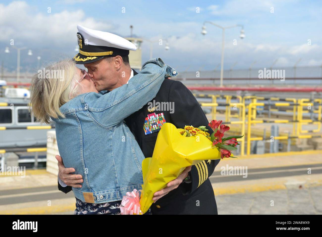 Forces militaires AMÉRICAINES. 171027GL340-210 GAETA, Italie (27 octobre 2017) le capitaine Kavon Hakimzadeh, commandant de l'USS Mount Whitney, et son épouse participent au premier baiser cérémoniel alors que le navire de commandement de la classe Blue Ridge USS Mount Whitney (LCC 20) arrive dans son port avancé de Gaeta, en Italie, le 27 octobre 2017. Mount Whitney retourne à Gaeta après une période de maintenance de 10 mois au chantier naval Viktor Lenac à Rijeka, en Croatie. Le mont Whitney, déployé à Gaeta, opère avec un équipage combiné de marins de la marine américaine et de marins de la fonction publique du Military Sealift Command. (Photo de l'US Navy par M Banque D'Images