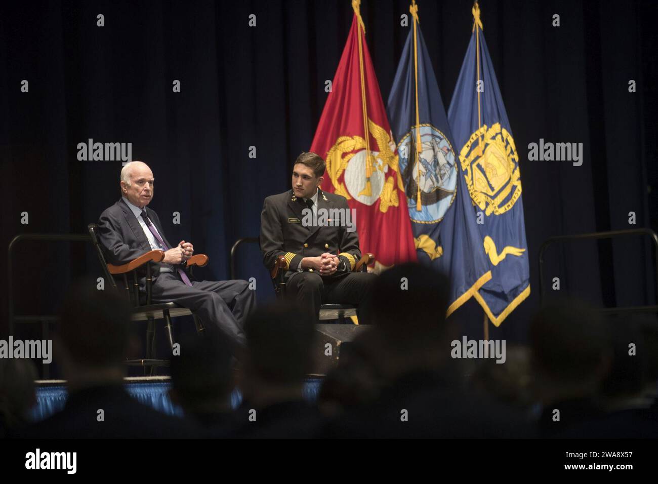 Forces militaires AMÉRICAINES. 171030DY073-0250 ANNAPOLIS, MD (le 30 octobre 2017) le sénateur John McCain répond aux questions de la brigade d'aspirants de marine de l'United States Naval Academy (USNA). McCain a visité l'USNA pour parler aux midshipmen de ses expériences pendant la Seconde Guerre mondiale et de l'état actuel des affaires mondiales. (Photo de l'US Navy par Brianna Jones, spécialiste des communications de masse de 2e classe/publiée) Banque D'Images