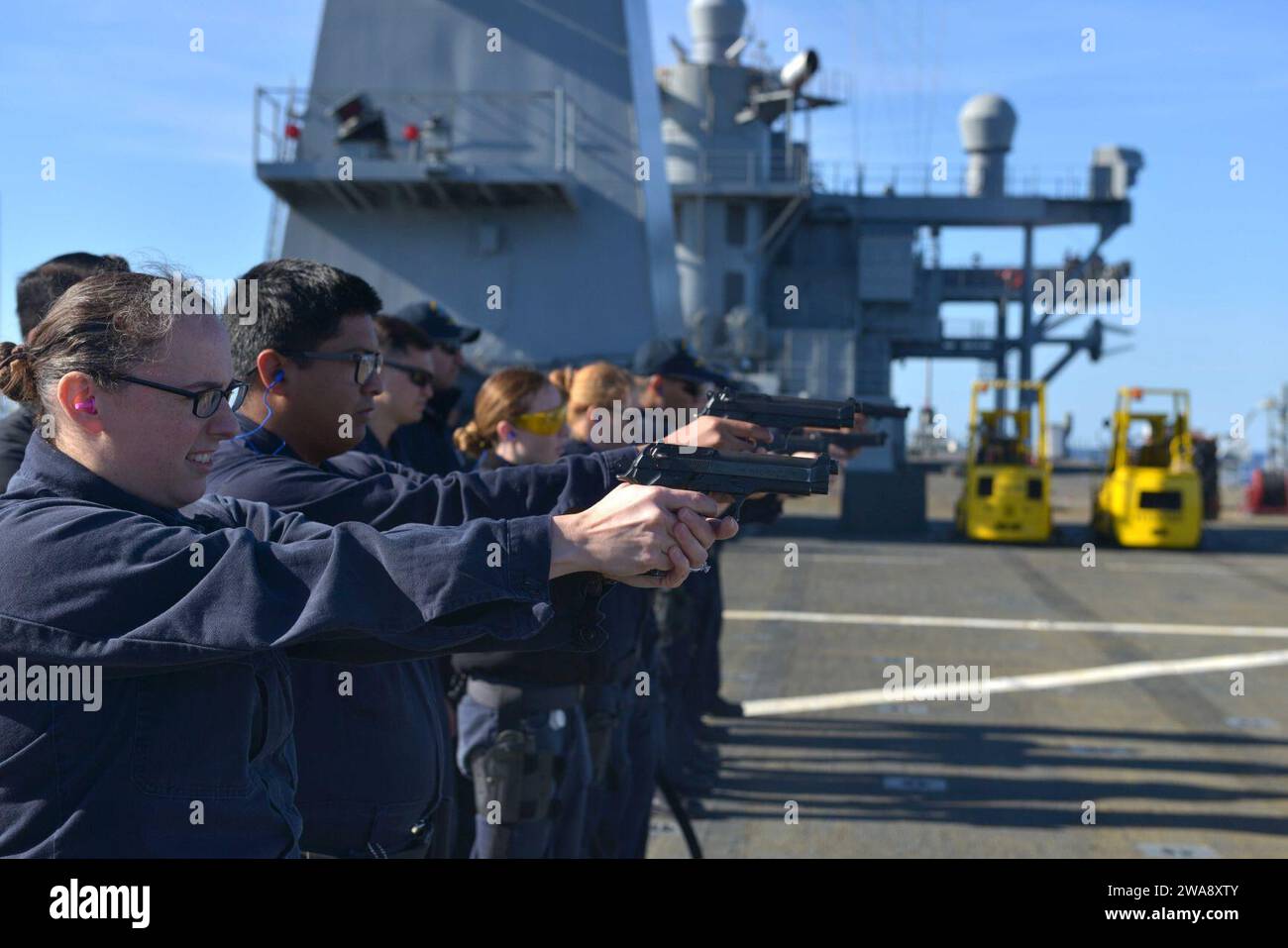 Forces militaires AMÉRICAINES. 171111GL340-132 MER MÉDITERRANÉE (11 nov. 2017) des marins tirent sur des pistolets de service M9 lors d’une qualification d’armement sur le pont d’envol du navire de commandement amphibie de classe Blue Ridge USS Mount Whitney (LCC 20) le 11 nov. 2017. Le mont Whitney, déployé à Gaeta, en Italie, opère avec un équipage combiné de marins de la marine américaine et de marins de la fonction publique du Military Sealift Command. (Photo de l'US Navy par Michael Feddersen, spécialiste des communications de masse de 2e classe/publié) Banque D'Images