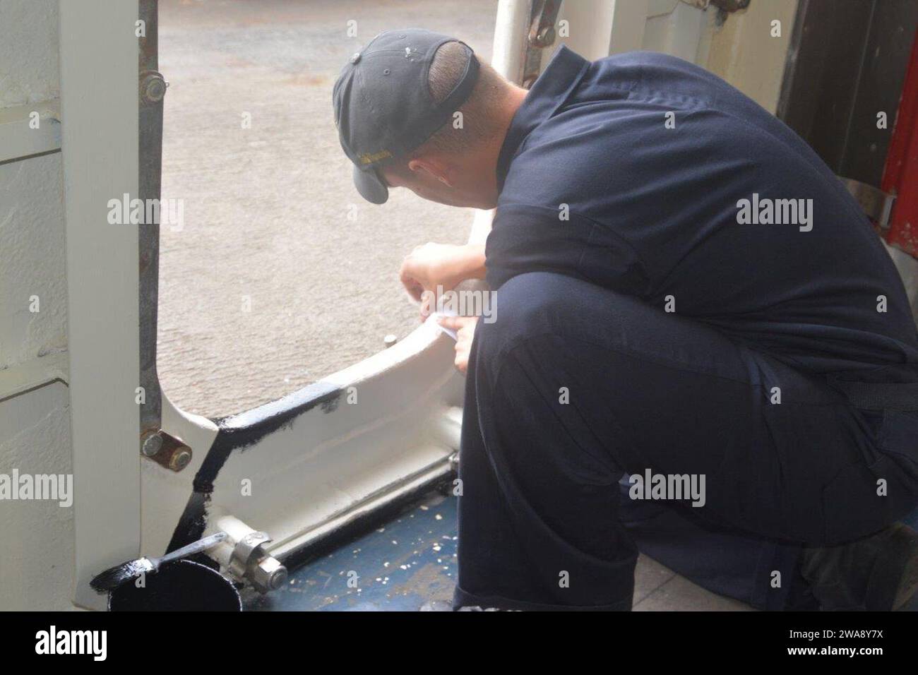 Forces militaires AMÉRICAINES. 171124ZP972-001 MER MÉDITERRANÉE (24 nov. 2017) – technicien cryptologique (entretien) de 3e classe Nathan Green peint la porte du quart de pont à bord du croiseur de missiles guidés de classe Ticonderoga USS Vella Gulf (CG 72) le 24 nov. 2017. Vella Gulf est déployé de routine dans la zone d’opérations de la 6e flotte américaine pour mener des opérations de sécurité maritime à l’appui des intérêts américains en matière de sécurité nationale en Europe. (Photo de l'US Navy par l'enseigne Elizabeth Moon/sortie) Banque D'Images