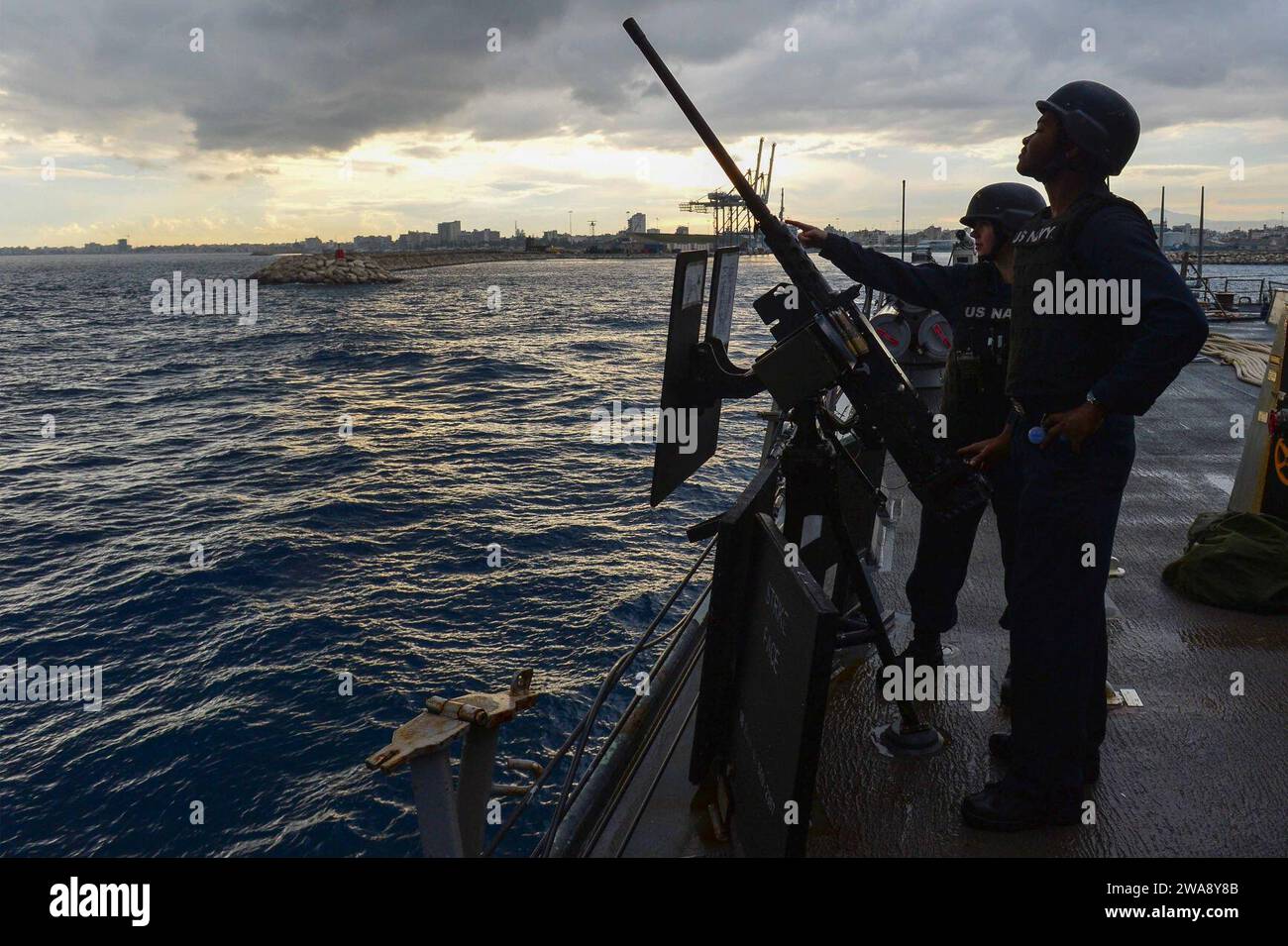 Forces militaires AMÉRICAINES. 171125QR145-033 LARNACA, Chypre (25 novembre 2017) Spécialiste logistique de 3e classe Raru Steadmon, front, et Gunner's Mate de 3e classe Kelly Carlson une mitrailleuse de calibre 50 alors que le destroyer de missiles guidés de classe Arleigh Burke USS porter (DDG 78) quitte Larnaca, Chypre, après une visite du port prévue le 25 novembre 2017. Porter, déployé à l’avant à Rota, en Espagne, en est à sa quatrième patrouille dans la zone d’opérations de la 6e flotte américaine en soutien aux alliés et partenaires régionaux et aux intérêts de sécurité nationale des États-Unis en Europe. (Photo de l'US Navy par Mass communication Specialist 3rd Class Kry Banque D'Images