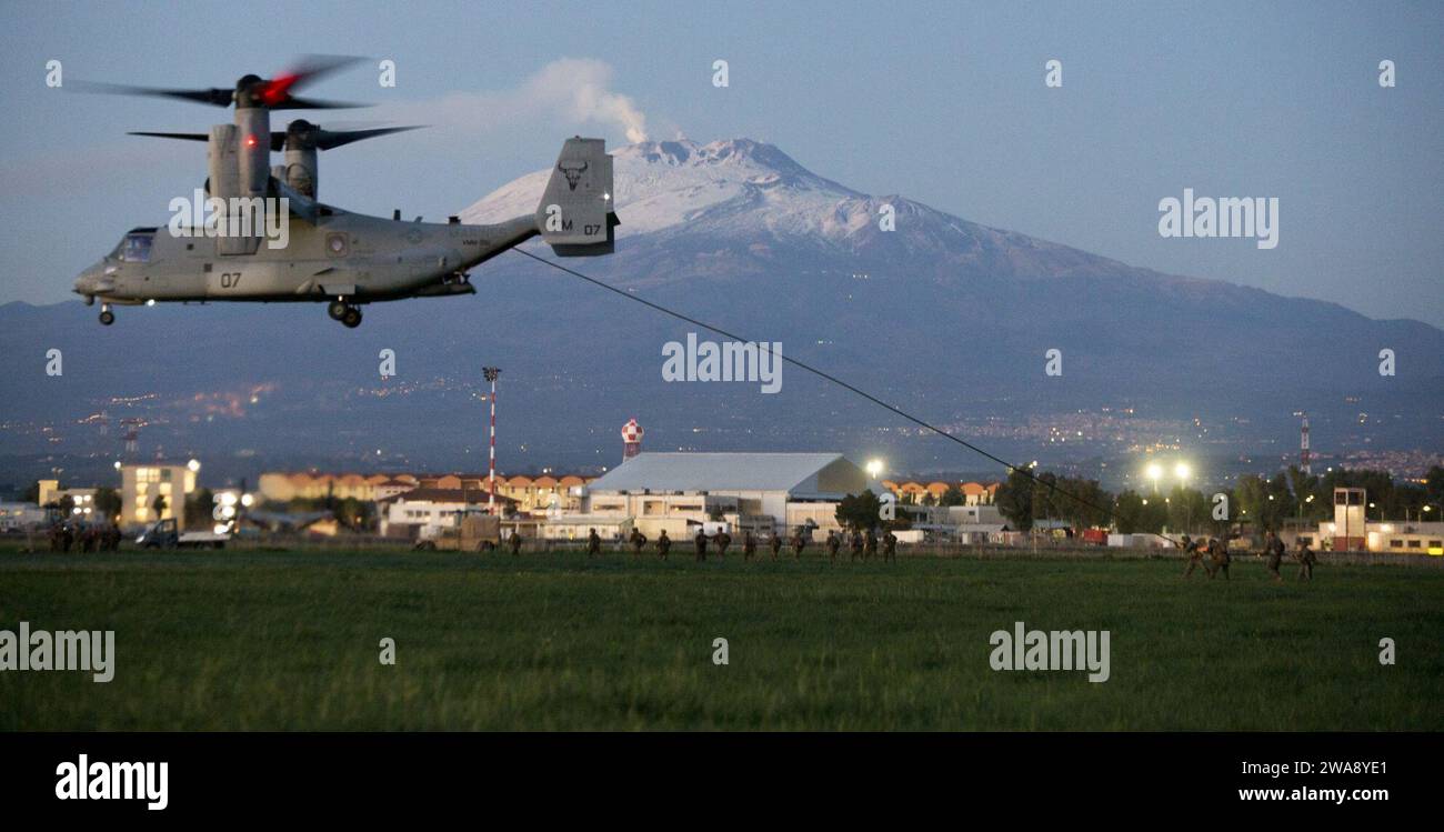 Forces militaires AMÉRICAINES. 171208VM836-244 SIGONELLA, Italie (8 décembre 2017) les Marines américains affectés à la Special Purpose Marine Air-Ground Task Force-Crisis Response-Africa (SPMAGTF-CR-AF), s'entraînent à s'entraîner rapidement sur un MV-22 Osprey devant l'Etna à la base aérienne navale de Sigonella, en Italie. SPMAGTF-CR-AF est déployé pour mener des opérations limitées de réponse aux crises et de sécurité sur le théâtre en Europe et en Afrique du Nord. (Photo du corps des Marines des États-Unis par le sergent Takoune H. Norasingh/libéré) Banque D'Images