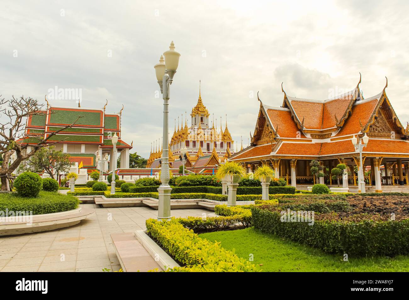 Wat Ratchanatdaram Woravihara Loha Prasat est un temple bouddhiste situé à l'intersection entre Ratchadamnoen Klang et Maha Chai Road, à Phra Nak Banque D'Images