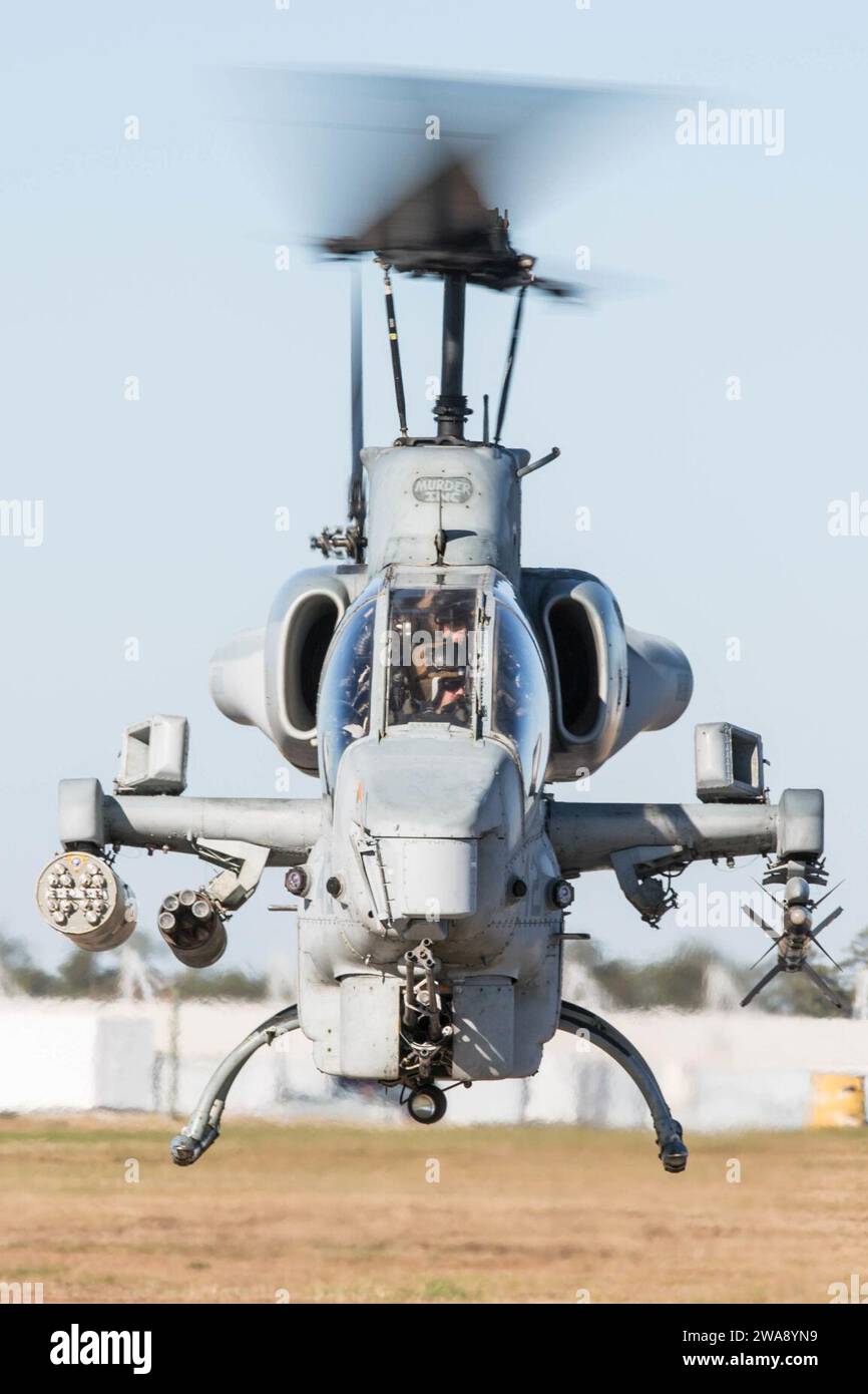 Forces militaires AMÉRICAINES. 171221MT228-0407 NEW RIVER, N.C. (21 décembre 2017) Un Super Cobra AH-1W du corps des Marines affecté au Marine Light Attack Helicopter Squadron (HMLA) 167 décolle de la ligne de vol de la Marine corps Air Station New River, N.C. le HMLA-167 a mené un exercice de tir réel à l'aide du missile AIM-9 Sidewinder pour améliorer la compétence et donner à l'escadron l'occasion d'utiliser des munitions réelles. (Photo du corps des Marines des États-Unis par lance Cody Rowe/libéré) Banque D'Images