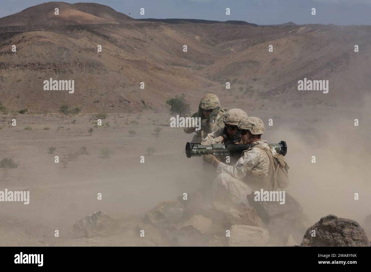 Forces militaires AMÉRICAINES. 171217QL632-315 DJIBOUTI, Afrique (17 décembre 2017) des Marines américains avec la 15e unité expéditionnaire de Marine (15e MEU) visent une cible pendant l'exercice Alligator Dagger. Alligator Dagger, dirigé par la Force amphibie navale, Task Force 51/5th Marine Expeditionary Brigade, est une répétition de combat bilatérale dédiée qui combine les forces américaines et françaises pour pratiquer, répéter et exercer les capacités intégrées disponibles pour le commandement central américain à la fois à flot et à terre. (Photo du corps des Marines des États-Unis par le sergent d'état-major Vitaliy Rusavskiy/libéré) Banque D'Images