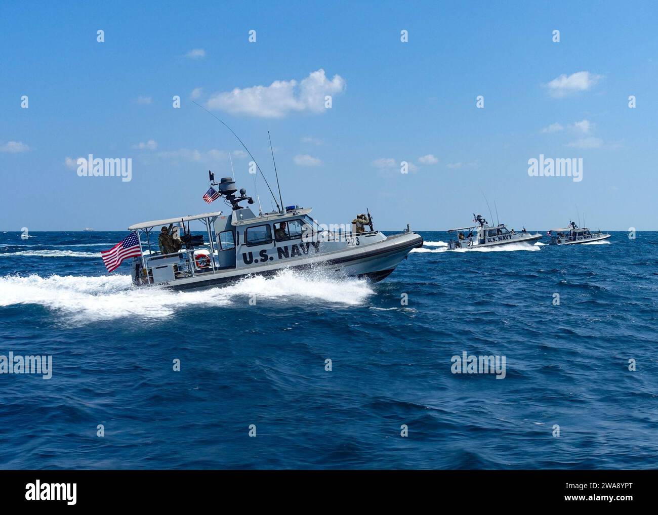 Forces militaires AMÉRICAINES. 171221FD185-3698 GOLFE DE TADJOURA, Djibouti (21 décembre 2017) les membres de l'escadron riverain côtier (CRS) 10 s'entraînent à des formations échelon dans le golfe de Tadjoura après avoir effectué une escorte de sécurité le 21 décembre 2017. Le CRS-10 est déployé à l'avant dans la zone d'opérations de la 6e flotte américaine et mène des opérations navales et interarmées, souvent de concert avec des partenaires alliés et interagences, afin de promouvoir les intérêts nationaux américains, la sécurité et la stabilité en Europe et en Afrique. (Photo de l'US Navy par Engineman deuxième 2e classe Carlos A. Monsalve/publié) Banque D'Images