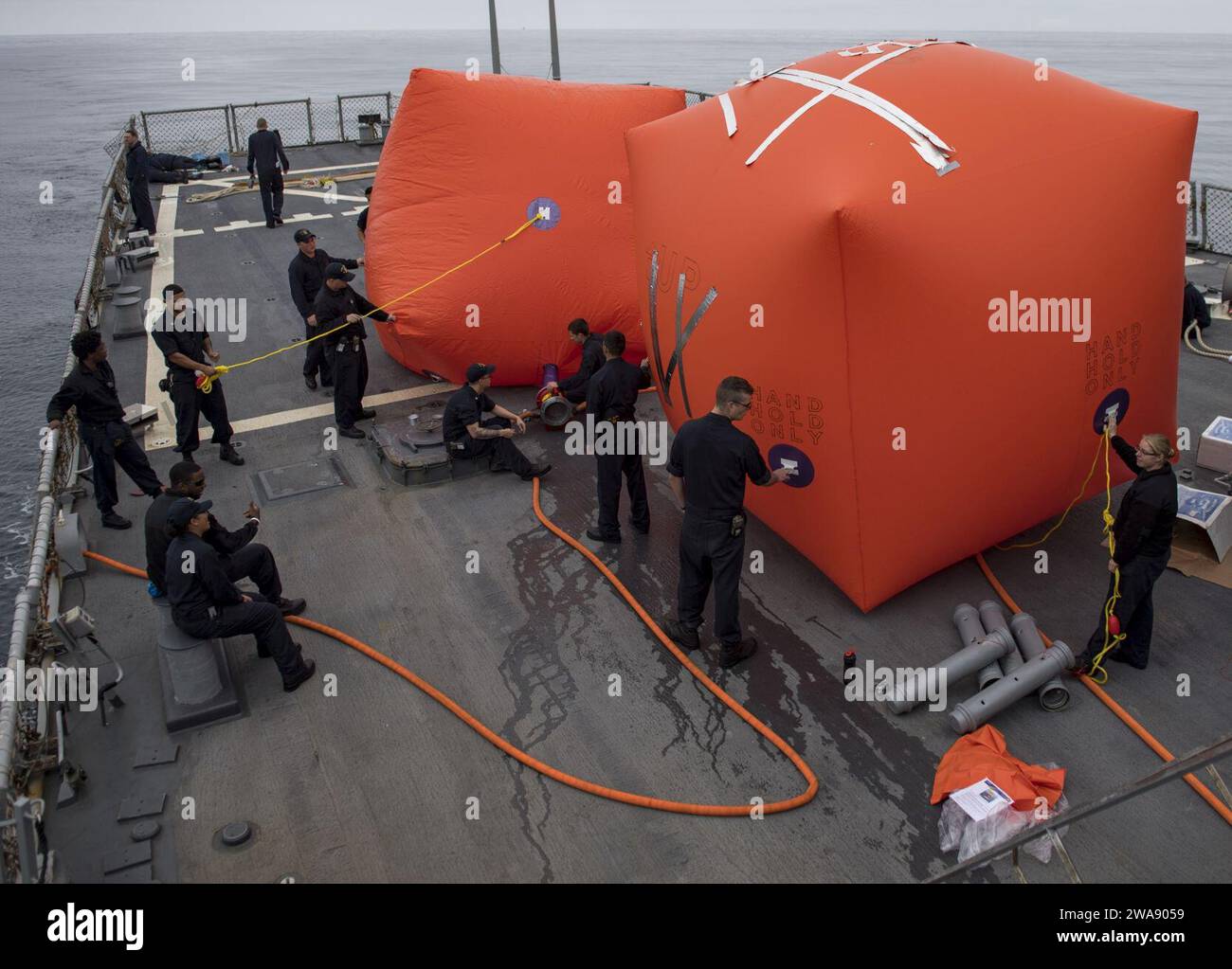 Forces militaires AMÉRICAINES. OCÉAN ATLANTIQUE (13 janvier 2018) des marins à bord du destroyer de missiles guidés de classe Arleigh Burke USS Ross (DDG 71) gonflent des cibles de tomates tueuses pour un exercice de tir réel avec la Marine royale marocaine le 13 janvier 2018. Ross, déployé à l’avant à Rota, en Espagne, en est à sa sixième patrouille dans la zone d’opérations de la 6e flotte des États-Unis en appui aux alliés et partenaires régionaux et aux intérêts des États-Unis en matière de sécurité nationale en Europe et en Afrique. (Photo de l'US Navy par Kyle Steckler, spécialiste des communications de masse de 1e classe/libéré) Banque D'Images