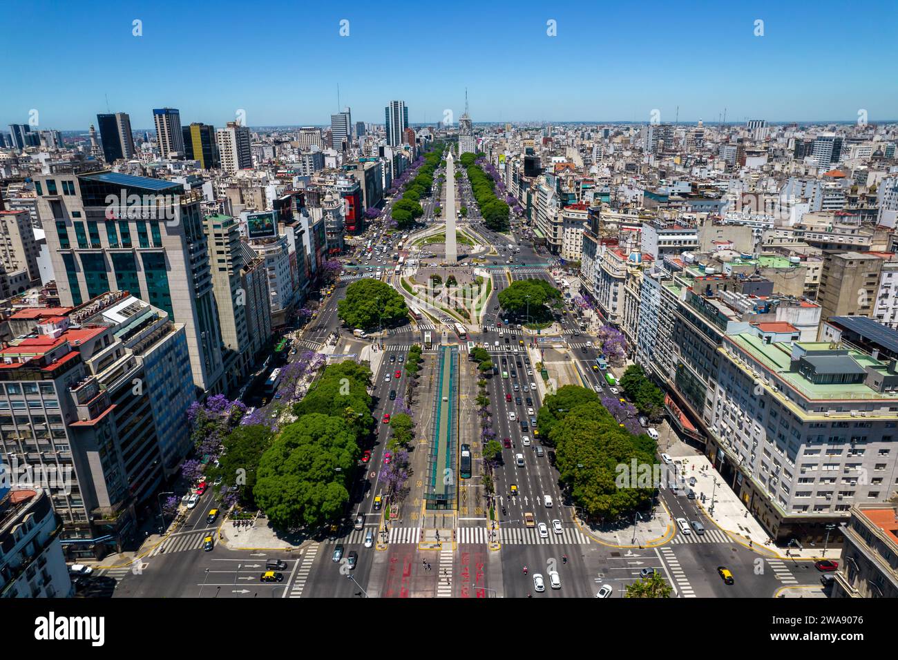 Belles images aériennes de l'avenue du 9 juillet, la place de la République, l'Obélisque emblématique et l'architecture impressionnante des bâtiments Banque D'Images