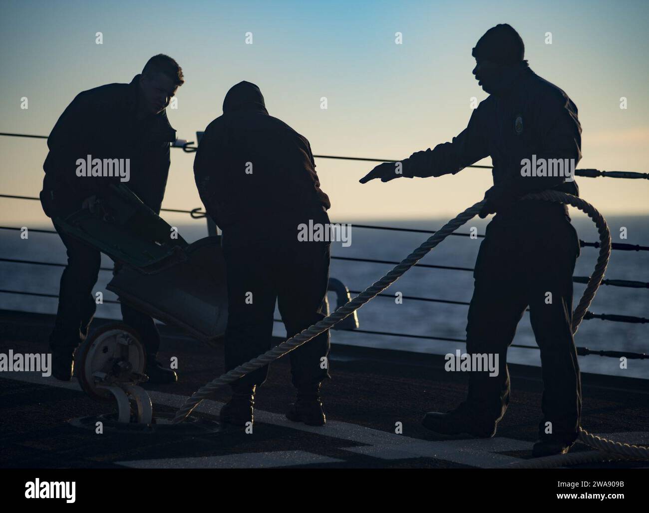 Forces militaires AMÉRICAINES. OCÉAN ATLANTIQUE (16 janvier 2018) des marins à bord du destroyer de missiles guidés de classe Arleigh Burke USS Ross (DDG 71) préparent le FO'c'sle du navire pour son arrivée à la base navale de Rota, en Espagne, le 16 janvier 2018. Ross, déployé à l’avant à Rota, en Espagne, en est à sa sixième patrouille dans la zone d’opérations de la 6e flotte des États-Unis en appui aux alliés et partenaires régionaux et aux intérêts des États-Unis en matière de sécurité nationale en Europe et en Afrique. (Photo de l'US Navy par Kyle Steckler, spécialiste des communications de masse de 1e classe/libéré) Banque D'Images