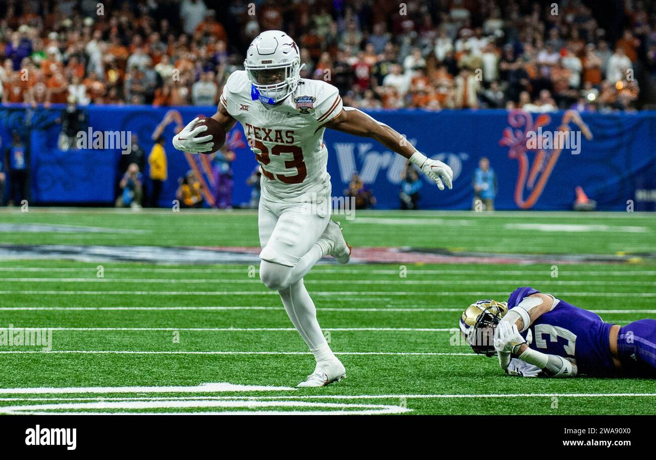 Janvier 01 2024 Nouvelle-Orléans LA U.S.A. Texas Running back Jaydon Blue(23)évite un tackle de Washington sécurité Mishael Powell (3).lors de la demi-finale du NCAA Allstate Sugar Bowl match de football entre Washington Huskies et les Texas Longhorns. Washington a battu le Texas 37-31 au Caesars Superdome New Orleans, LA Thurman James/CSM Banque D'Images