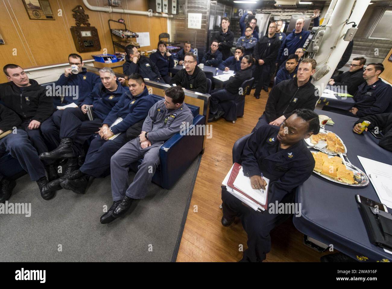 Forces militaires AMÉRICAINES. 180227RG482-182 BLACK SEA (27 février 2018) le mess des Chiefs et les petits officiers de première classe du navire participent à une réunion du Chief Petty Officer 365 à bord du destroyer de missiles guidés de classe Arleigh Burke USS Ross (DDG 71) en mer Noire, le 27 février 2018. Ross, déployé à l’avant à Rota, en Espagne, en est à sa sixième patrouille dans la zone d’opérations de la 6e flotte américaine en soutien aux alliés et aux partenaires régionaux et aux intérêts des États-Unis en matière de sécurité nationale en Europe. (Photo de l'US Navy par Kyle Steckler, spécialiste des communications de masse de 1e classe/libéré) Banque D'Images