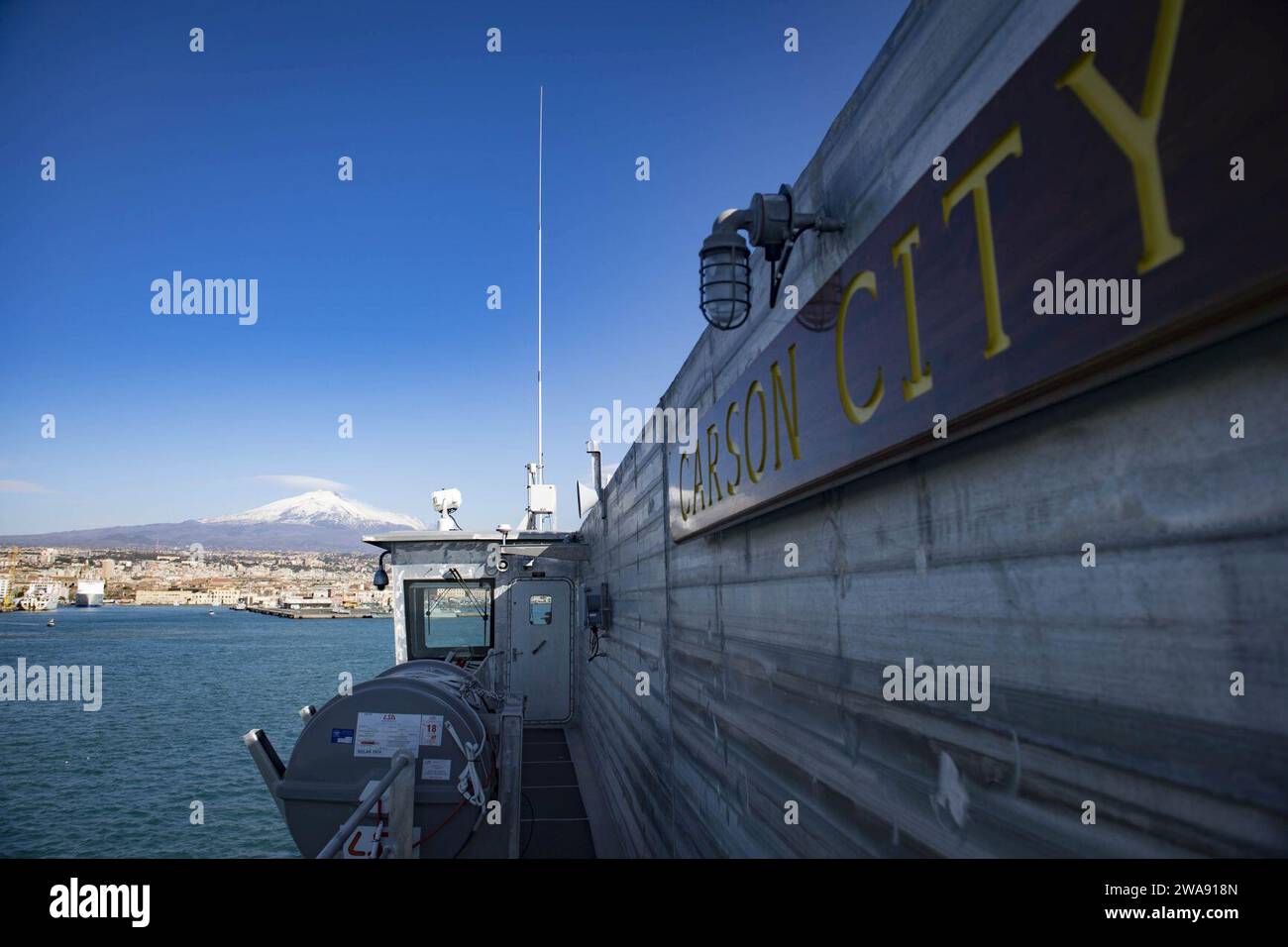 Forces militaires AMÉRICAINES. 180307JI086-109 CATANE, Italie (7 mars 2018) le navire de transport rapide expéditionnaire de classe Spearhead USNS Carson City (T-EPF 7) arrive à Catane, Italie, le 7 mars 2018. Carson City mène des opérations navales dans la zone d'opérations de la 6e flotte des États-Unis afin de promouvoir la sécurité et la stabilité dans la région. (Photo de l'US Navy par Ford Williams, spécialiste des communications de masse de 3e classe/publié) Banque D'Images