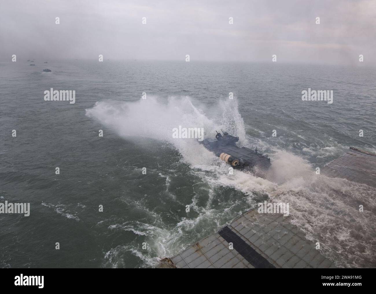 Forces militaires AMÉRICAINES. 180309TJ319-0121 BLACK SEA (9 mars 2018) un véhicule amphibie d'assaut AAV-P7/A1, attaché à la 26th Marine Expeditionary Unit, quitte le pont du navire de débarquement de la classe Harpers Ferry USS Oak Hill (LSD 51) le 9 mars 2018 au cours de l'exercice Spring Storm 2018. Spring Storm est un exercice dirigé par les Roumains en mer Noire pour améliorer les opérations amphibies et l'interopérabilité du personnel entre les forces navales roumaines et américaines. Oak Hill, dont le siège se trouve à Virginia Beach, en Virginie, mène des opérations navales dans la zone d'opérations de la 6e flotte américaine. (Photo de l'US Navy par Mass commun Banque D'Images
