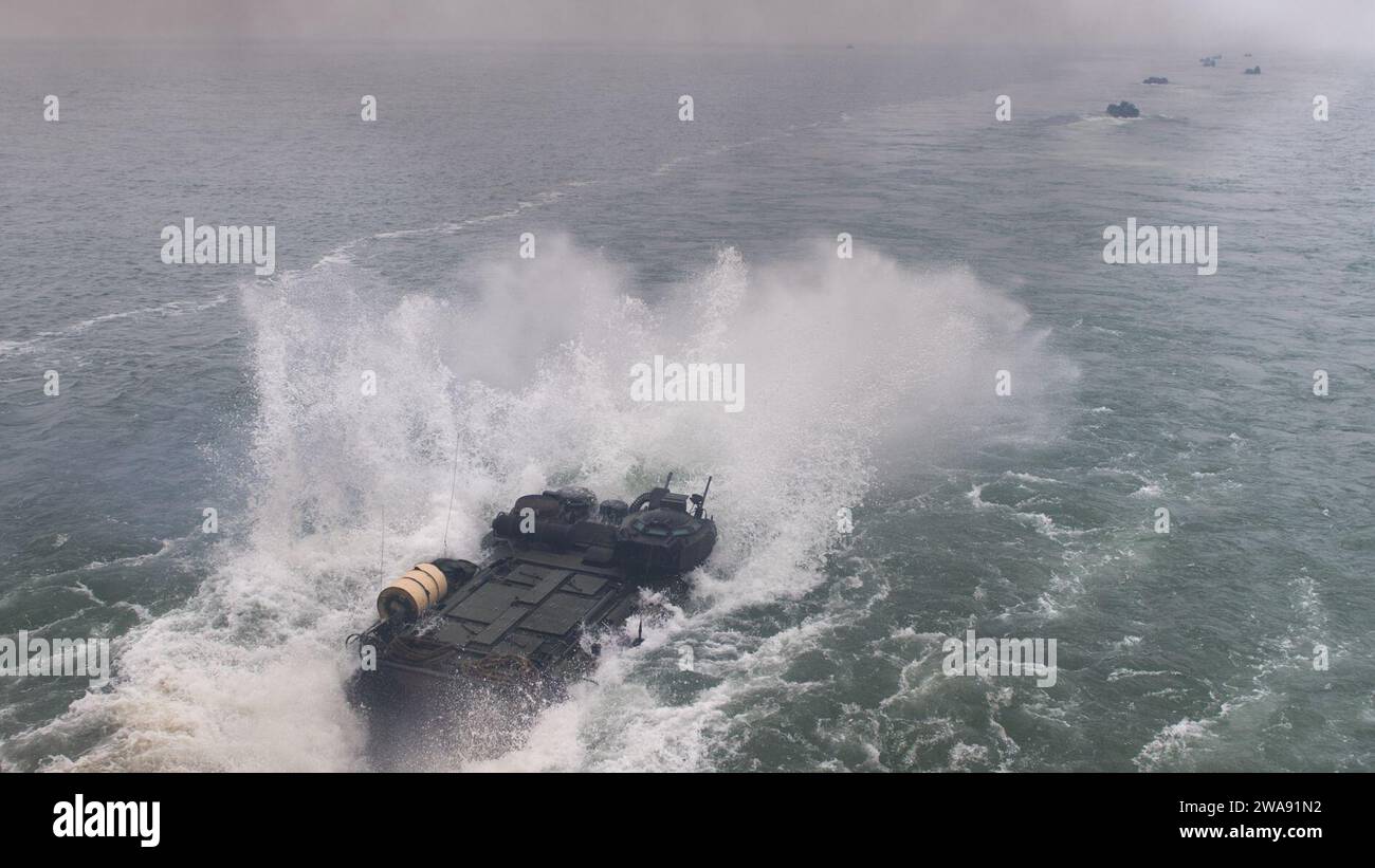 Forces militaires AMÉRICAINES. 180309PC620-0165 BLACK SEA (9 mars 2018) un véhicule amphibie d'assaut AAV-P7/A1 attaché à la 26th Marine Expeditionary Unit, débarque du pont du navire de débarquement de la classe Harpers Ferry USS Oak Hill (LSD 51), le 9 mars 2018 au cours de l'exercice Spring Storm 2018. Spring Storm est un exercice dirigé par les Roumains en mer Noire pour améliorer les opérations amphibies et l'interopérabilité du personnel entre les forces navales roumaines et américaines. Oak Hill, dont le siège se trouve à Virginia Beach, en Virginie, mène des opérations navales dans la zone d'opérations de la 6e flotte américaine. (Photo de l'US Navy par Mass C. Banque D'Images
