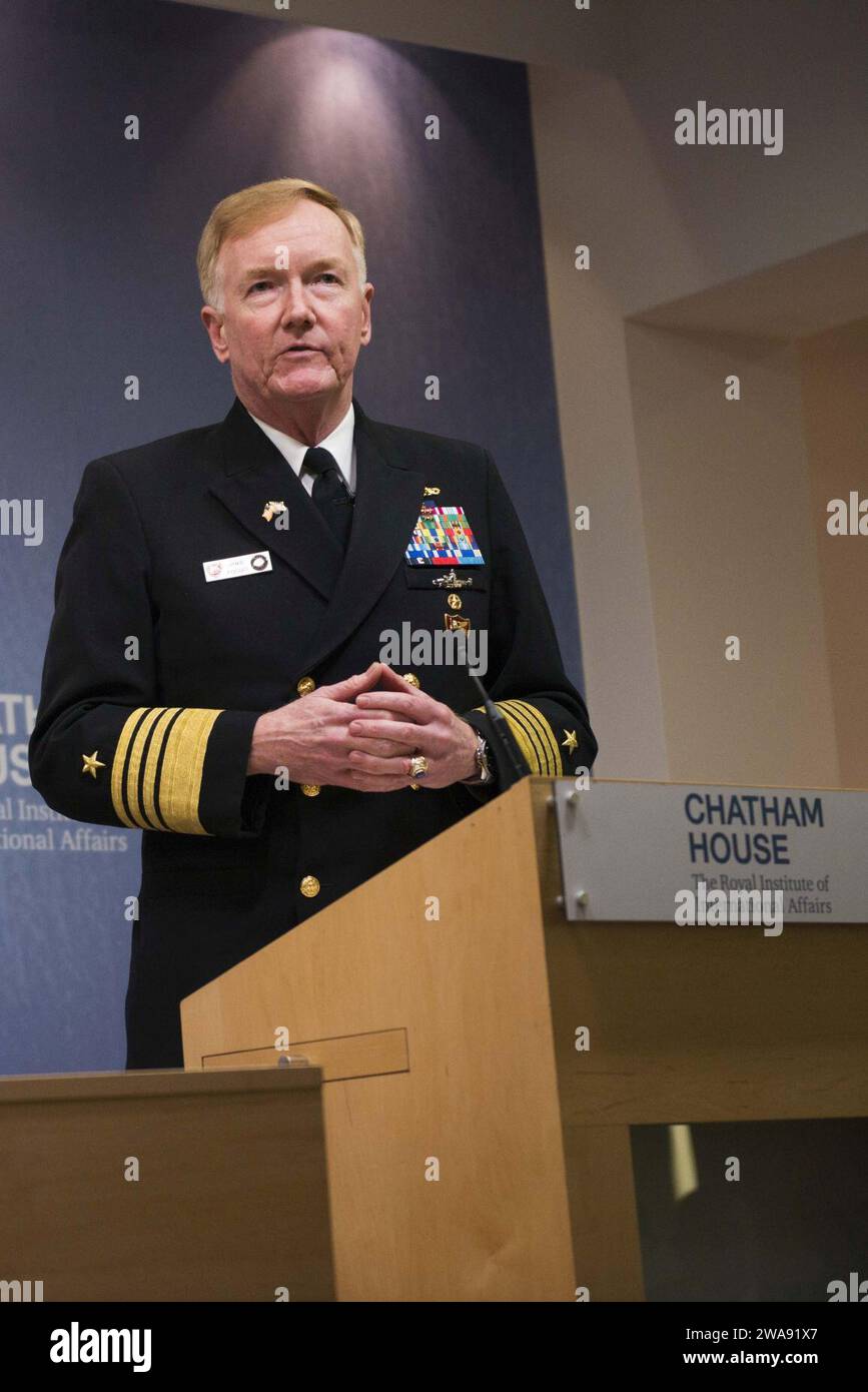 Forces militaires AMÉRICAINES. 180312MZ309-116 LONDRES (le 12 mars 2018) le SMA James G. Foggo III, commandant des Forces navales américaines Europe-Afrique, prononce une allocution à Chatham House, à Londres, le 12 mars 2018. Les forces navales américaines Europe-Afrique, dont le siège est à Naples, en Italie, supervisent les opérations navales et conjointes, souvent de concert avec des partenaires alliés et interagences, afin de permettre des relations durables et d’accroître la vigilance et la résilience en Europe et en Afrique. (Photo de l'US Navy par Ryan Riley, spécialiste en communication de masse de 1e classe/libéré) Banque D'Images