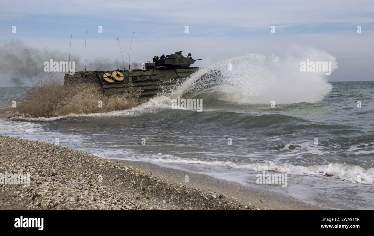 Forces militaires AMÉRICAINES. 180312PC620-0219 ZONE D'ENTRAÎNEMENT CAPU MIDIA, Roumanie (12 mars 2018) un véhicule amphibie d'assaut AAV-P7/A1, attaché à la 26e unité expéditionnaire des Marines, passe de la terre à la mer lors d'un exercice d'assaut amphibie dans le cadre de l'exercice Spring Storm 2018, à la zone d'entraînement de Capu Midia, Roumanie, mars 12. Spring Storm est un exercice dirigé par les Roumains en mer Noire pour améliorer les opérations amphibies et l'interopérabilité du personnel entre les forces navales roumaines et américaines. (Photo de l'US Navy par Michael H. Lehman, spécialiste des communications de masse de 3e classe/publié) Banque D'Images