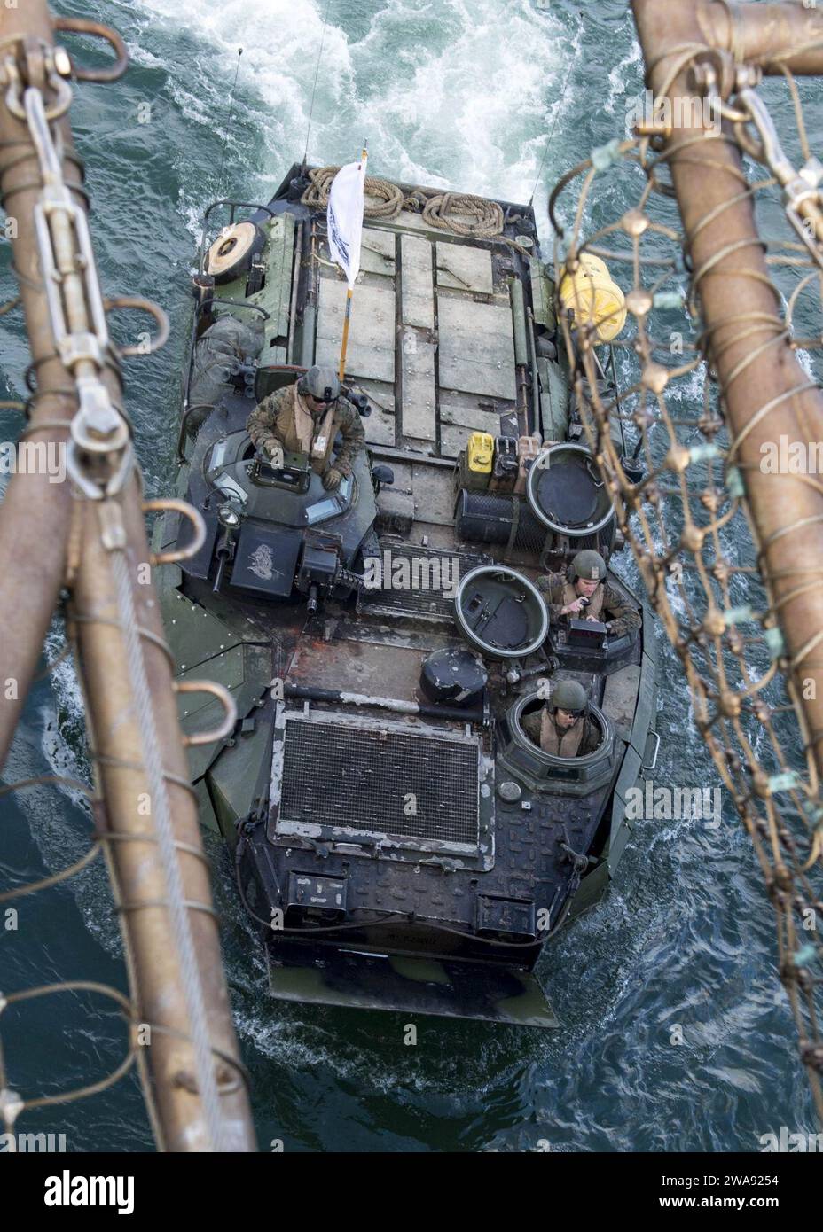 Forces militaires AMÉRICAINES. 180315PC620-0188 BLACK SEA (15 mars 2018) un véhicule amphibie d'assaut AAV-P7/A1, attaché à la 26th Marine Expeditionary Unit, embarque sur le pont du navire de débarquement de la classe Harpers Ferry USS Oak Hill (LSD 51) après l'exercice Spring Storm 2018, le 15 mars. Spring Storm est un exercice dirigé par les Roumains en mer Noire pour améliorer les opérations amphibies et l'interopérabilité du personnel entre les forces navales roumaines et américaines. Oak Hill, dont le siège se trouve à Virginia Beach, en Virginie, mène des opérations navales dans la zone d'opérations de la 6e flotte américaine. (Photo de l'US Navy par Mass Comm Banque D'Images