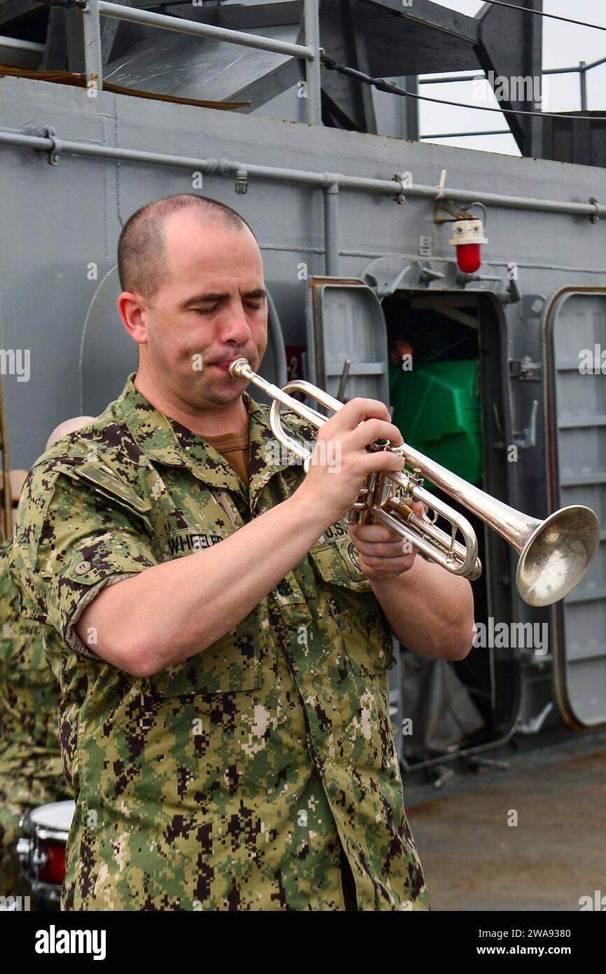 Forces militaires AMÉRICAINES. 180403QR145-024 MEDITERRANEAN SEA (3 avril 2018) le musicien en chef John Wheeler joue de la trompette pendant que le groupe de cuivres Topside des Forces navales européennes de la Nouvelle-Orléans s'entraîne sur le pont principal du navire de commandement et de contrôle de la classe Blue Ridge USS Mount Whitney (LCC 20) le 3 avril 2018. Le mont Whitney, déployé à Gaeta, en Italie, opère avec un équipage combiné de marins de la marine américaine et de marins de la fonction publique du Military Sealift Command. (Photo de l'US Navy par la spécialiste des communications de masse de 3e classe Krystina Coffey/publié) Banque D'Images