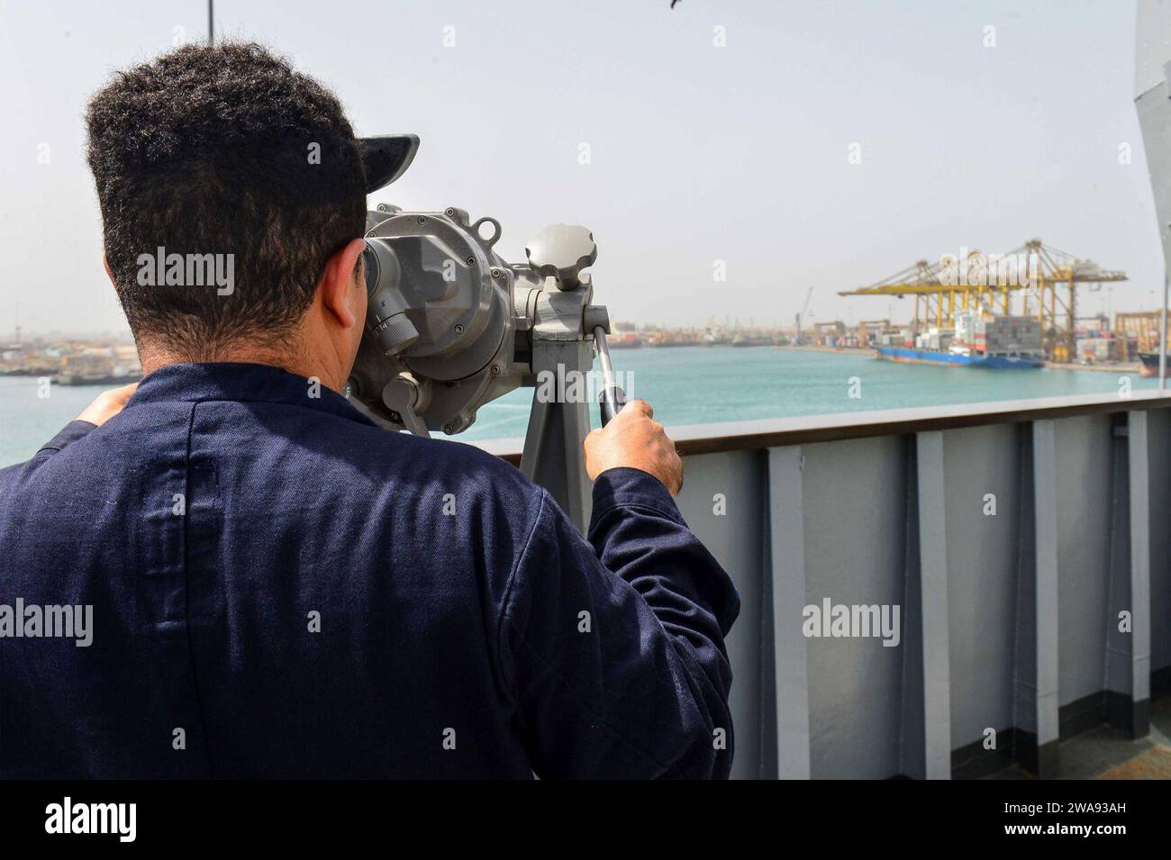 Forces militaires AMÉRICAINES. 180405QR145-020 DAKAR, Sénégal (5 avril 2018) Geraldo Preciado, spécialiste logistique de 2e classe, veille à l'avenir à bord du navire de commandement et de contrôle de la classe Blue Ridge USS Mount Whitney (LCC 20) à son arrivée à Dakar, Sénégal, le 5 avril 2018. Le mont Whitney, déployé à Gaeta, en Italie, opère avec un équipage combiné de marins de la marine américaine et de marins de la fonction publique du Military Sealift Command. (Photo de l'US Navy par la spécialiste des communications de masse de 3e classe Krystina Coffey/publié) Banque D'Images