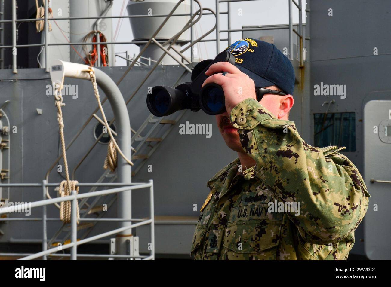 Forces militaires AMÉRICAINES. 180407QR145-067 DAKAR, Sénégal (7 avril 2018) le capitaine d'armes en chef Mark Miller se tient à l'affût à bord du navire de commandement et de contrôle de la classe Blue Ridge USS Mount Whitney (LCC 20) alors que le navire quitte Dakar, Sénégal, le 7 avril 2018. Le mont Whitney, déployé à Gaeta, en Italie, opère avec un équipage combiné de marins de la marine américaine et de marins de la fonction publique du Military Sealift Command. (Photo de l'US Navy par la spécialiste des communications de masse de 3e classe Krystina Coffey/publié) Banque D'Images