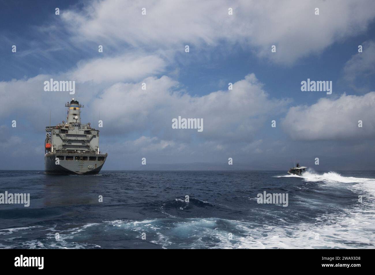 Forces militaires AMÉRICAINES. 180406TK936-001 GOLFE DE TADJOURA, Djibouti (6 avril 2018) - les membres du Groupe de travail (TG) 68,6 ont établi une zone de sécurité lors de l'escorte du graisseur de réapprovisionnement de la flotte de classe Henry J. Kaiser USNS Kanawha (T-AO 196) à travers le golfe de Tadjoura, le 6 avril 2018. Le TG-68,6 est déployé à l'avant dans la zone d'opérations de la 6e flotte américaine et mène des opérations navales et interarmées, souvent de concert avec des partenaires alliés et interagences, afin de promouvoir les intérêts nationaux américains, la sécurité et la stabilité en Europe et en Afrique. (Photo de l'US Navy par Master-at-Arms 2nd Class Theresa Mullis / publié) Banque D'Images