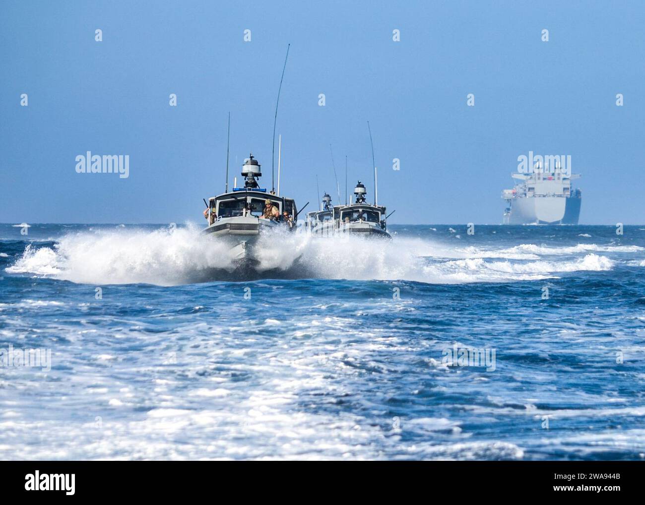 Forces militaires AMÉRICAINES. 180420FD185-4269 GOLFE DE TADJOURA, Djibouti (20 avril 2018). Les membres affectés au groupe opérationnel (TG) 68,6 retournent au port de Djibouti après avoir effectué une escorte de patrouille de sécurité de la première base mobile expéditionnaire USS Lewis B. Puller (ESB 3) construite à cet effet dans le golfe de Tadjoura, le 20 avril 2018. Le TG-68,6 est déployé à l'avant dans la zone d'opérations de la 6e flotte américaine et mène des opérations navales et interarmées, souvent de concert avec des partenaires alliés et inter-agences, afin de faire progresser les inter-est nationales américaines ainsi que la sécurité et la stabilité en Europe et en Afrique. (Photo de l'US Navy par E Banque D'Images