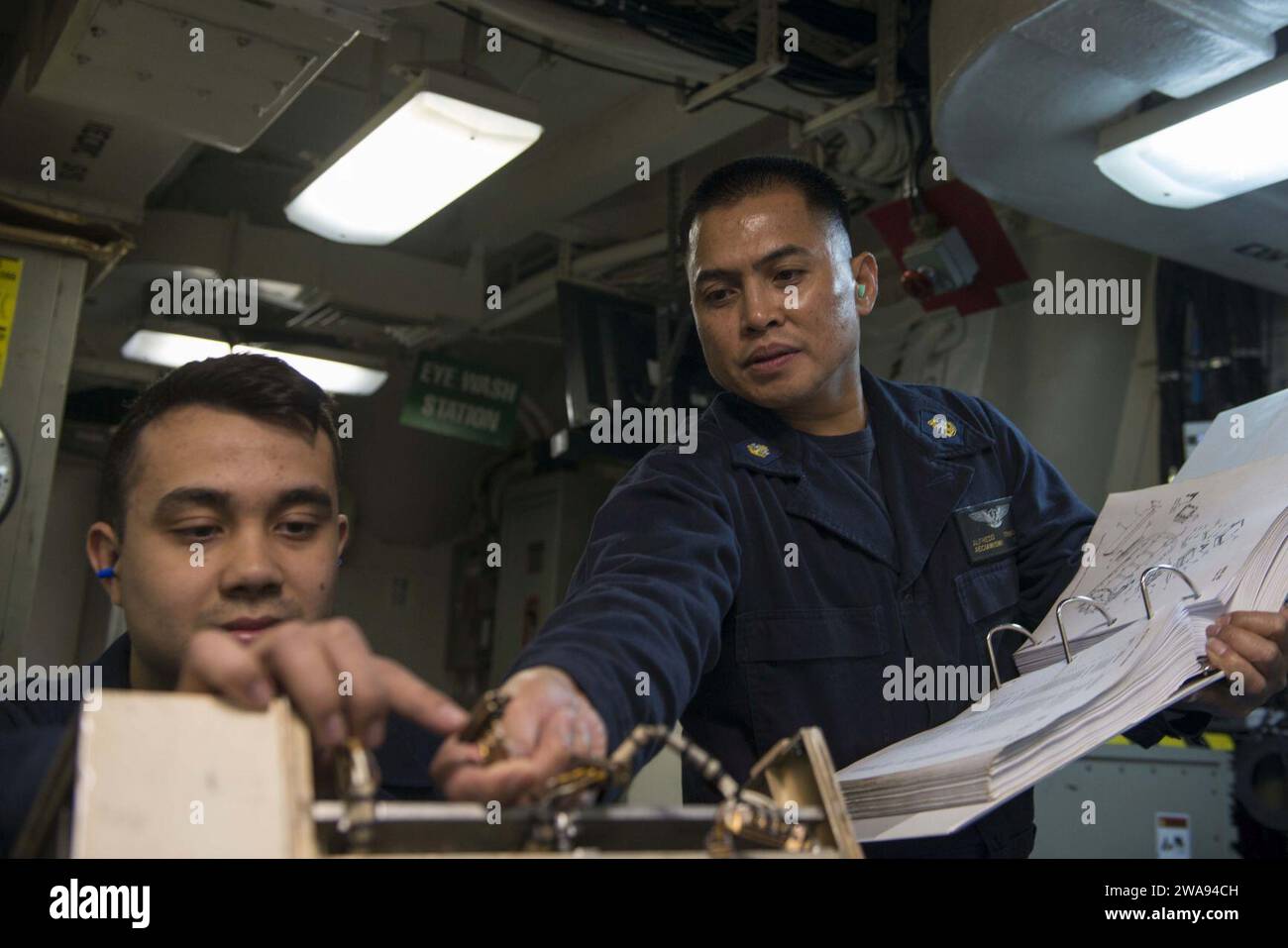 Forces militaires AMÉRICAINES. 180424MK318-172 ATLANTIC OCEAN (24 avril 2018) le Mate d'électricien en chef de l'aviation Alfredo Trinidad, à droite, et le Mate d'électricien de l'aviation Juan Prieto-Rodriguez dépannent un panneau de commande de générateur à bord de l'USS Harry S. Truman (CVN 75). Truman est actuellement déployé dans le cadre d’une rotation continue des forces américaines soutenant les opérations de sécurité maritime dans les eaux internationales du monde entier. (Photo de l'US Navy par le spécialiste des communications de masse de 3e classe Victoria Granado/publié) Banque D'Images