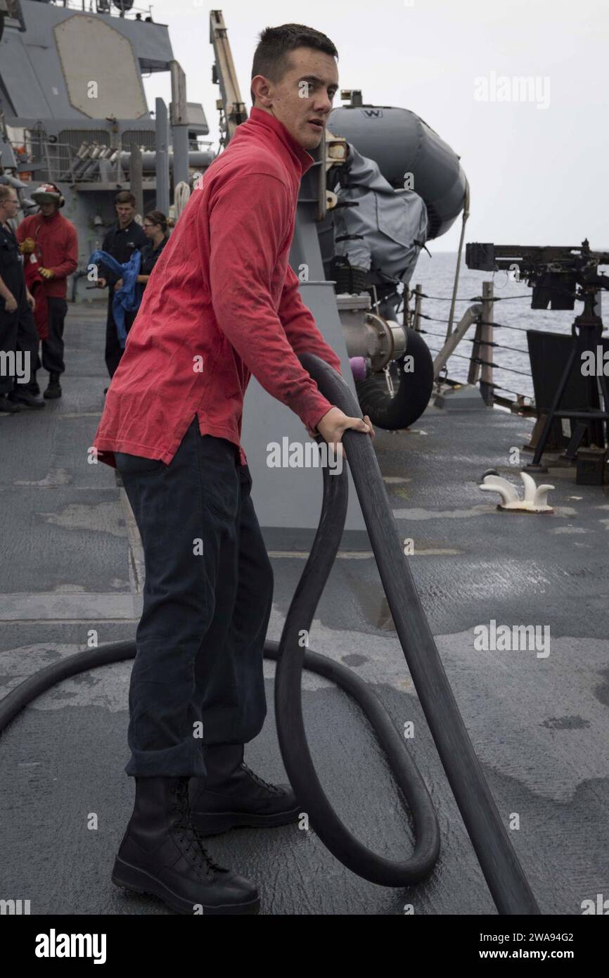 Forces militaires AMÉRICAINES. 180425KP946-0088 MÉDITERRANÉE (25 avril 2018) dégâts Controlman 3rd Class Riley Jungers, d'Auburn, Californie, pose un tuyau de mousse formant un film aqueux à bord du destroyer de missiles guidés de classe Arleigh Burke USS Donald Cook (DDG 75) le 25 avril 2018. Donald Cook, déployé à Rota, en Espagne, effectue sa septième patrouille dans la zone d’opérations de la 6e flotte américaine en soutien aux alliés et partenaires régionaux et aux intérêts de sécurité nationale des États-Unis en Europe et en Afrique. (Photo de l'US Navy par Alyssa Weeks, spécialiste en communication de masse de 2e classe / publié) Banque D'Images