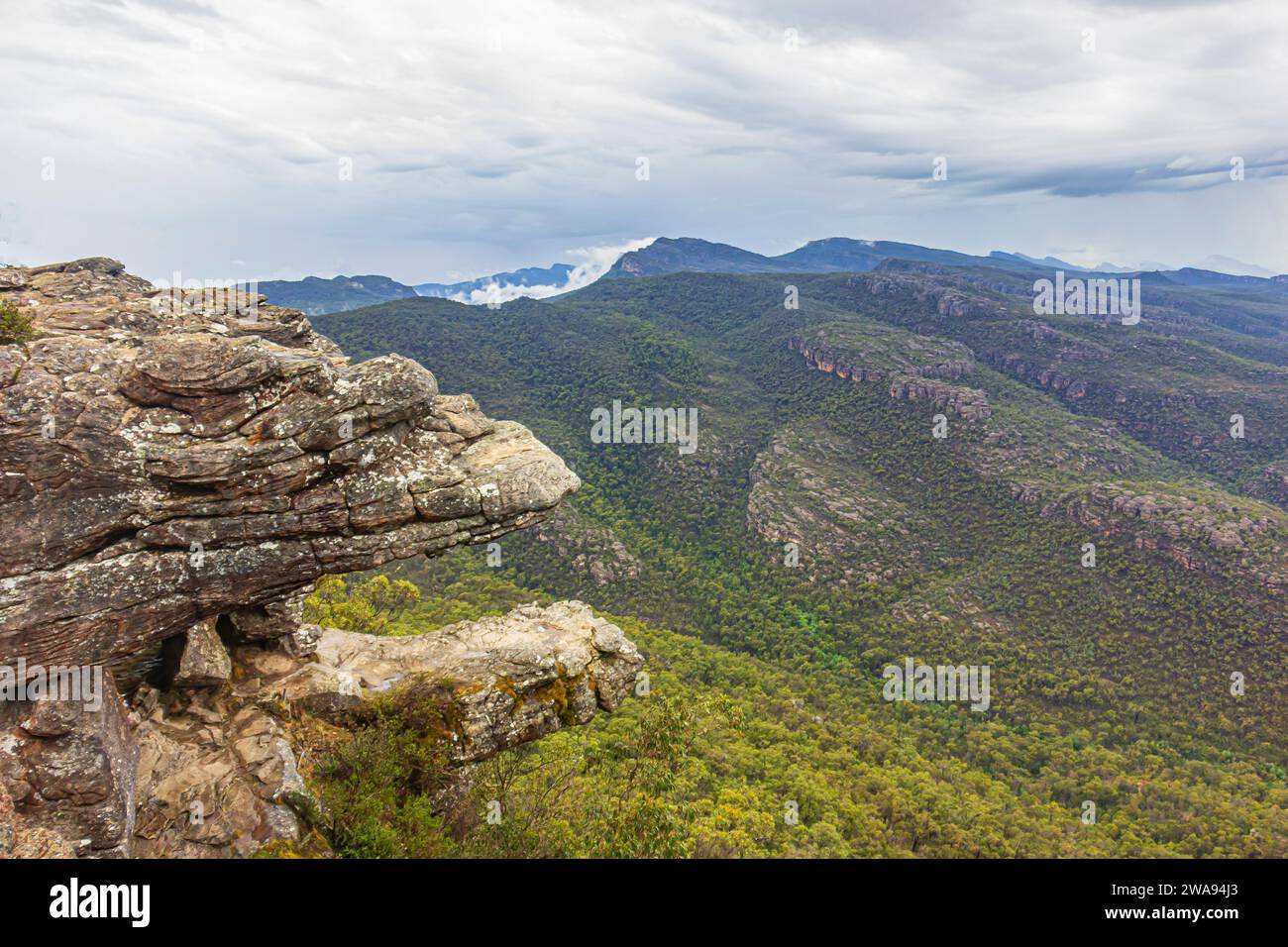 La formation rocheuse appelée « Jaws of Death » qui ressemble à la mâchoire d’une bête géante au belvédère des balcons dans le parc national des Grampians, en Australie. Banque D'Images