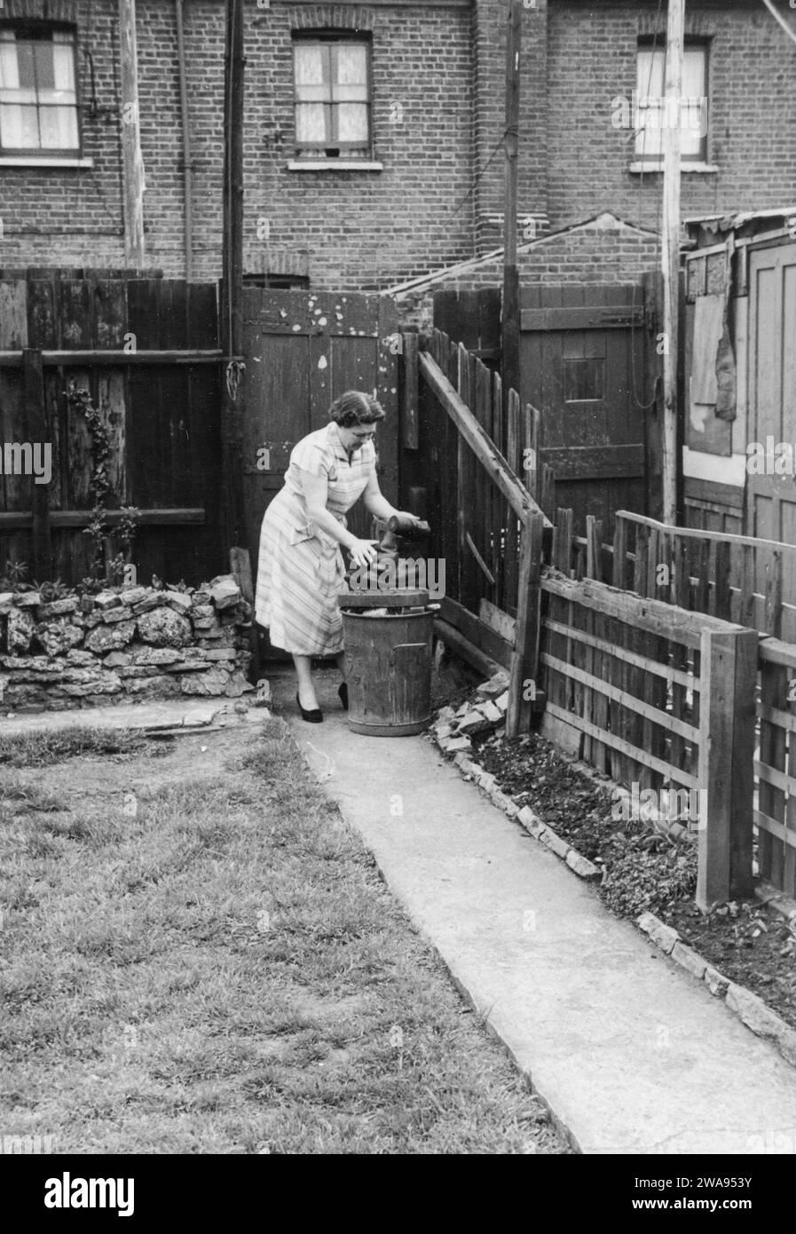 Dame dans un jardin arrière, Londres 1959 Banque D'Images