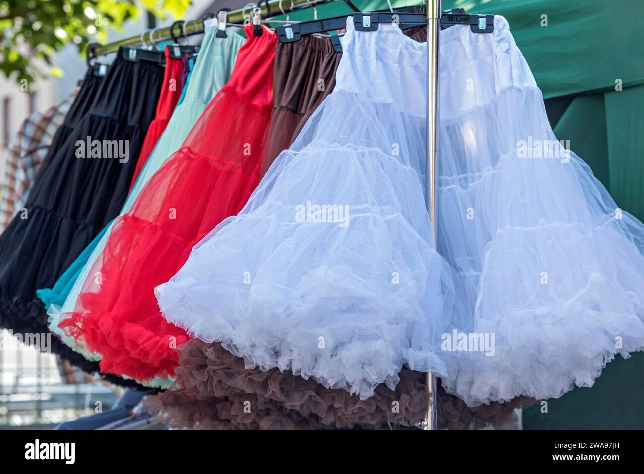 Jupons en différentes couleurs, jupons en nylon à la mode des années 1950 avec volants et dentelle, marché aux puces, Friedberg, Wetterau, Hesse, Allemagne, Europe Banque D'Images