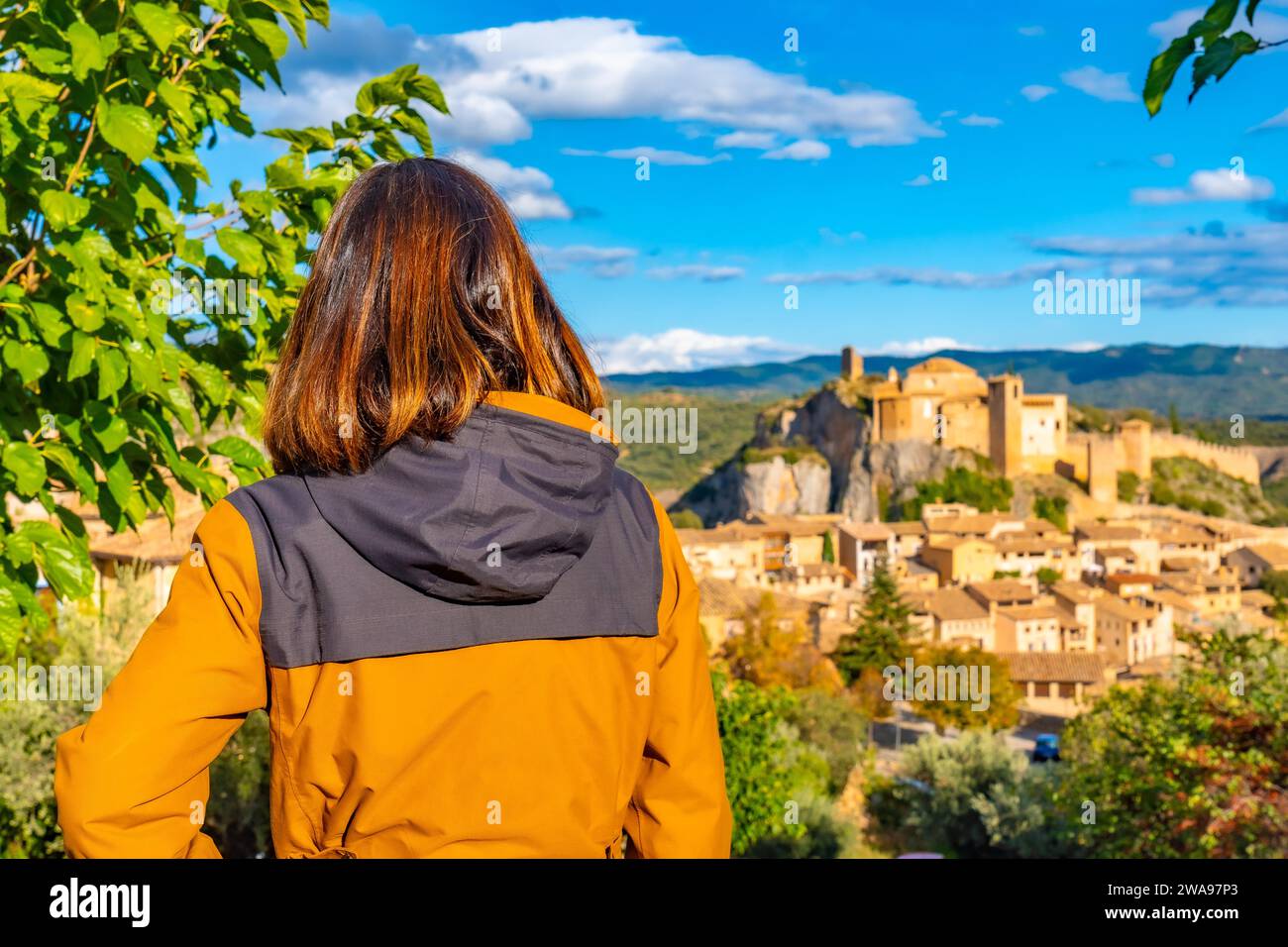 Femme visitant la montagne des Pyrénées Alquezar, ville médiévale de Huesca, Espagne, Europe Banque D'Images