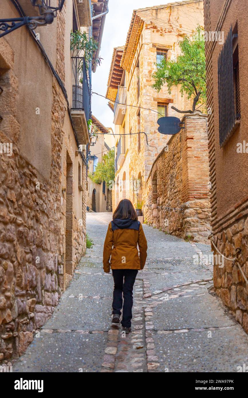 Une promenade touristique dans les rues du village pyrénéen d'Alquezar, ville médiévale de Huesca, Espagne, Europe Banque D'Images