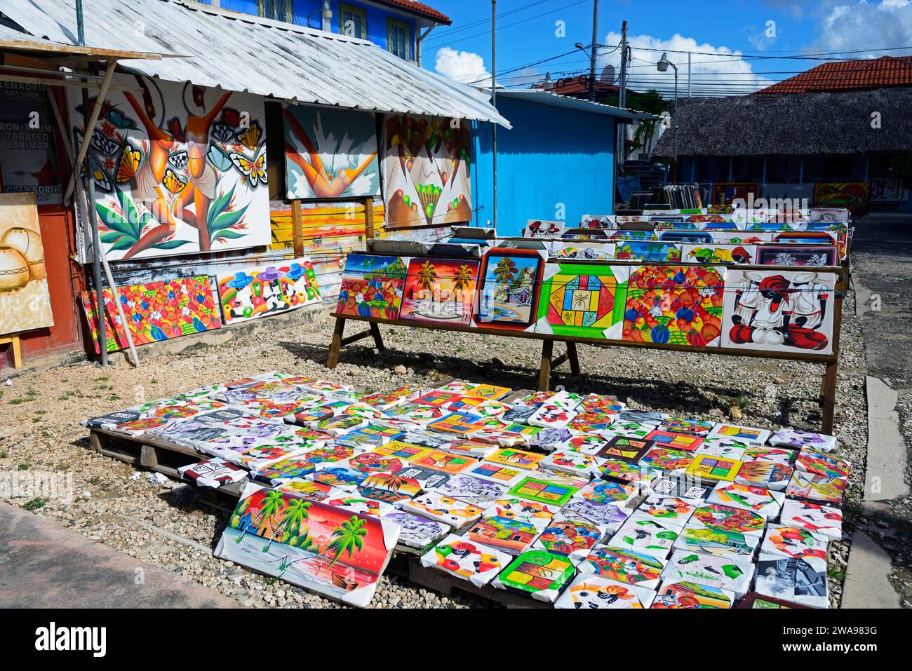 Peintures colorées sur un marché d'art en plein air des Caraïbes sous un ciel bleu, Bayahibe, République Dominicaine, Hispaniola, Caraïbes, Amérique centrale Banque D'Images