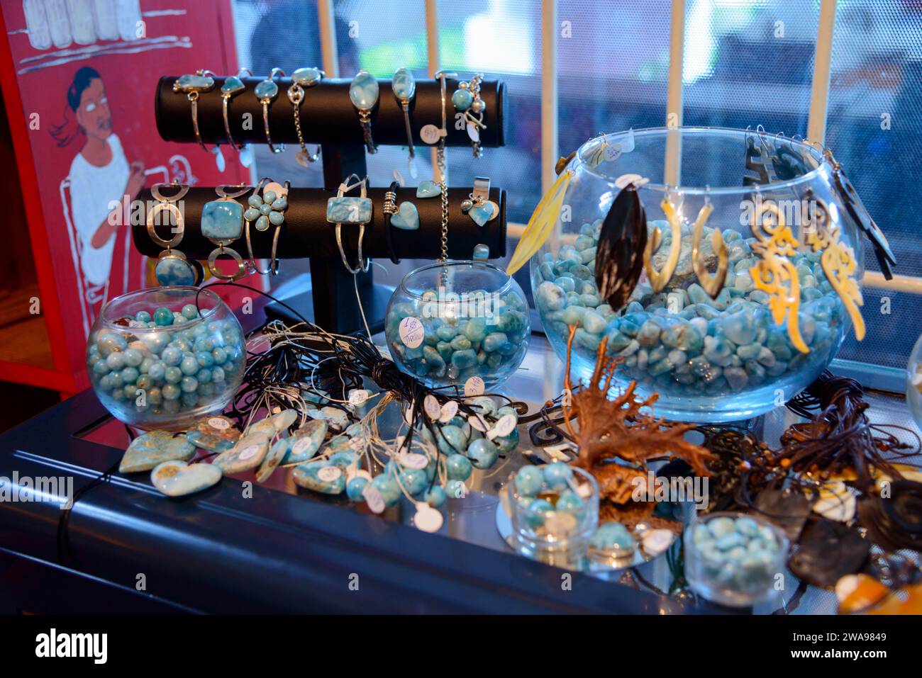 Divers bijoux dans les tons aqua présentés dans des pots en verre sur une table de vente, vente de Larimar, Bayahibe, République Dominicaine, Hispaniola, Caribbe Banque D'Images